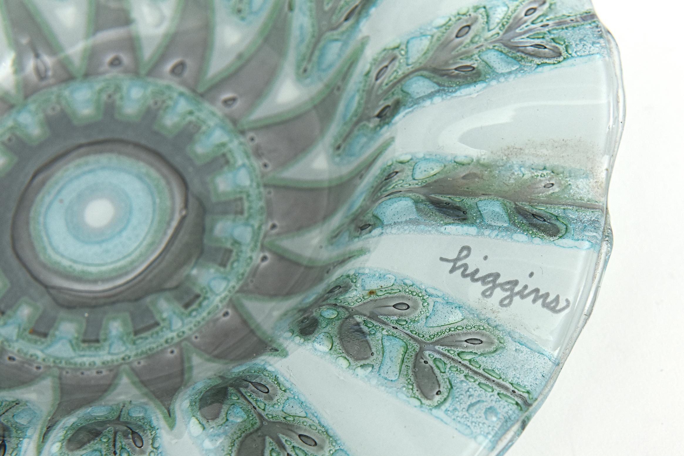 Milieu du XXe siècle Vintage Signé Higgins Fused Glass Fern Ruffled Bowl Green, Blue, Gray Silver en vente