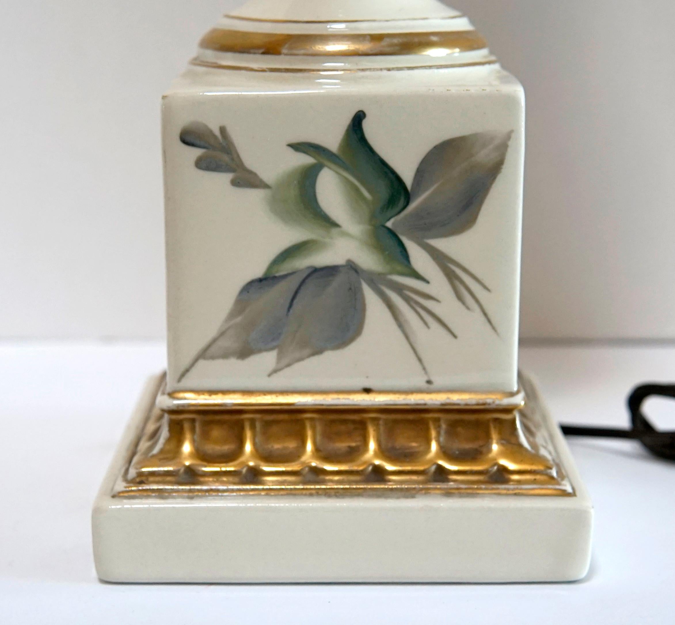 Mid-Century Modern Lampe de bureau vintage signée en porcelaine ivoire et blanche et peinte à la main en vente