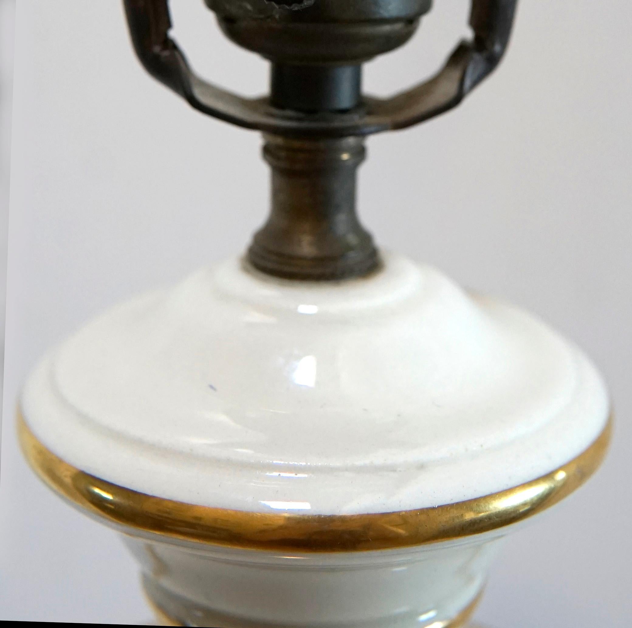 Français Lampe de bureau vintage signée en porcelaine ivoire et blanche et peinte à la main en vente