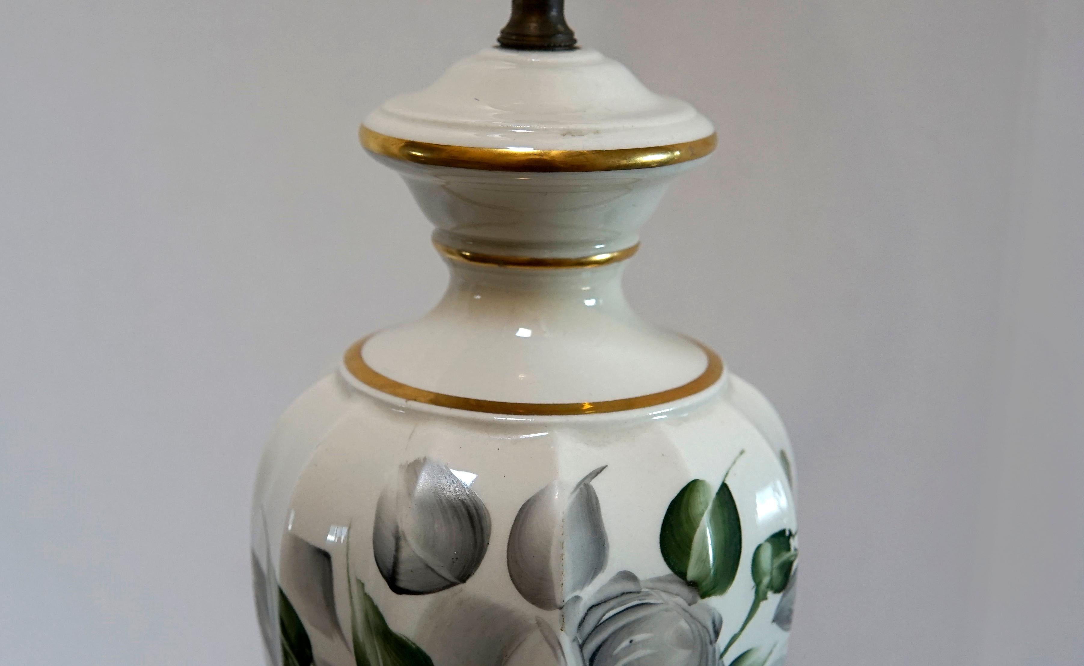 Doré Lampe de bureau vintage signée en porcelaine ivoire et blanche et peinte à la main en vente