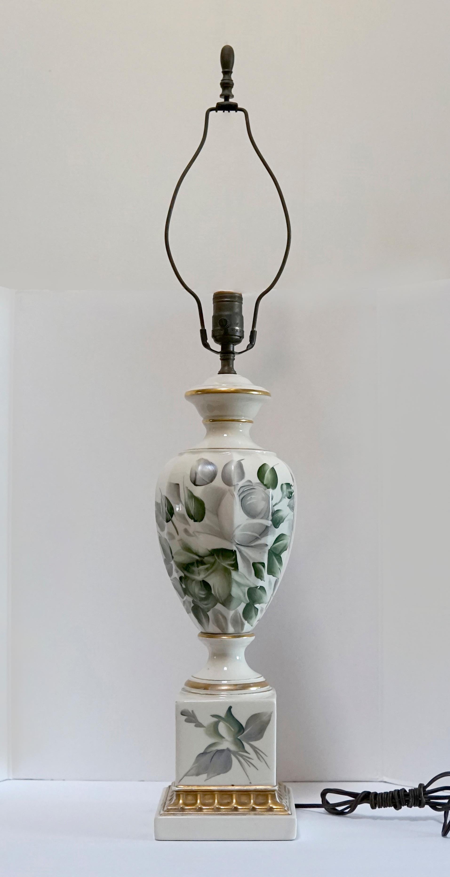20ième siècle Lampe de bureau vintage signée en porcelaine ivoire et blanche et peinte à la main en vente