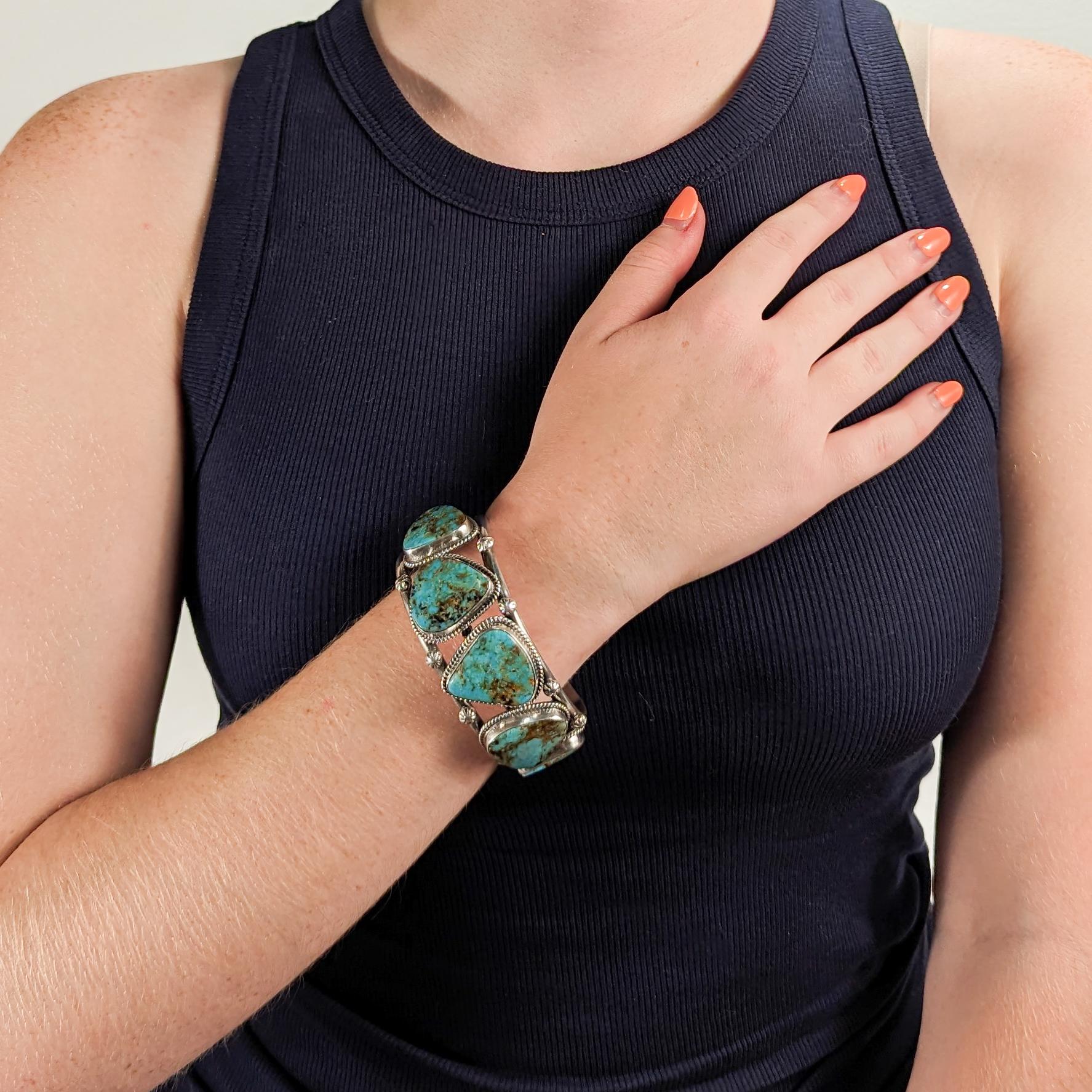 Un raffinato bracciale Navajo in argento e turchese.

Con cinque cabochon di turchese incastonati.

Firmato all'interno con Sterling / JM per James Mason.

Semplicemente un meraviglioso pezzo di argento Old Pawn!

Data:
20° secolo

Condizioni