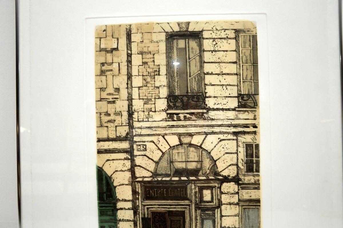 Eine schöne signierte Lithographie von Richard Beer (1928-2017). Es zeigt ein Pariser Hotel, ist vom Künstler signiert und mit der Nummer 18/70 versehen.

Es hat ein wunderschönes Motiv, eine tolle Größe und ist schön in einem Messingrahmen