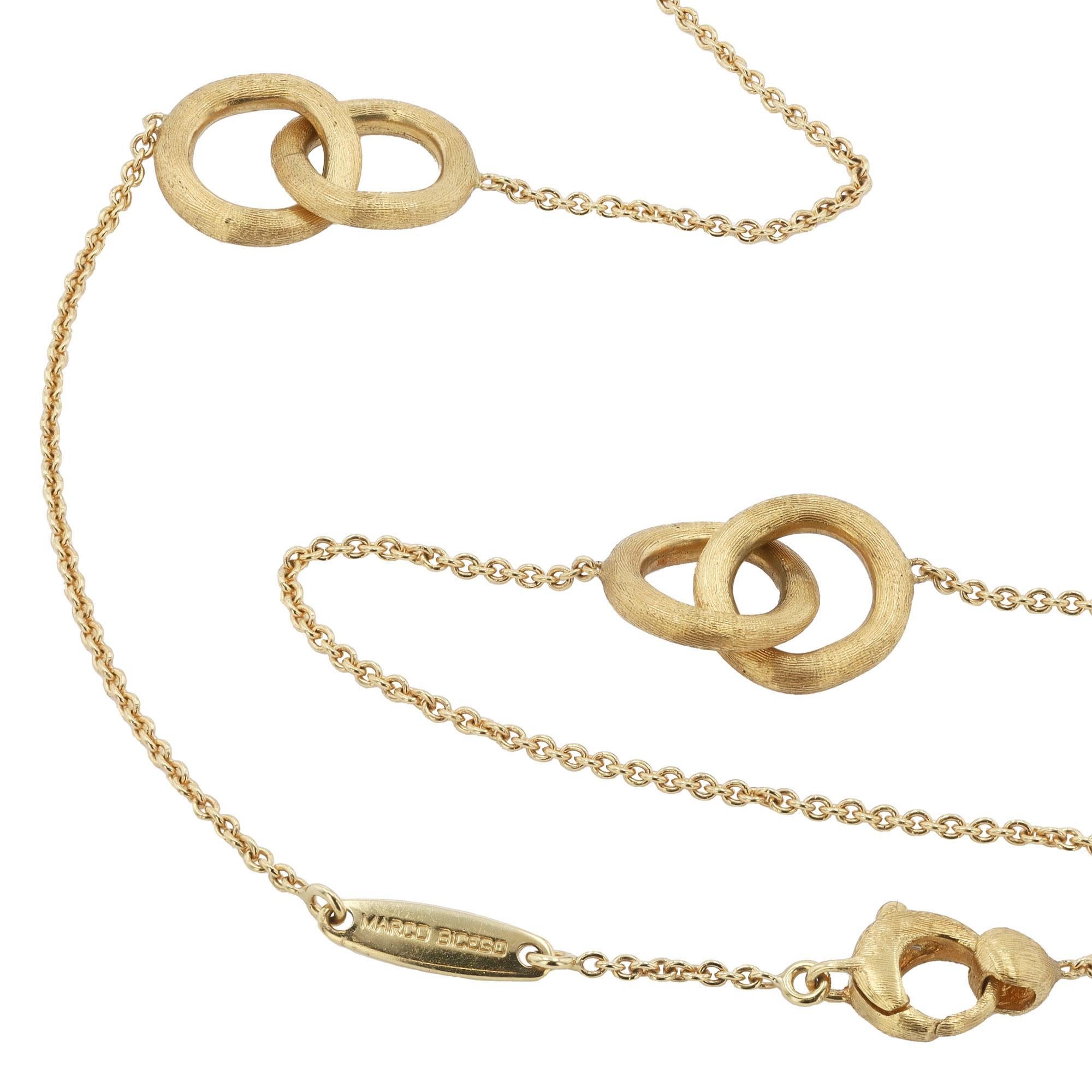 Un important collier vintage à maillons en or jaune 18 carats, signé de la maison du célèbre designer Marco Bicego. Le luxueux design à maillons entrelacés, sculpté, présente diverses itérations de collections telles que Lunaria, Siviglia ou Jaipur.