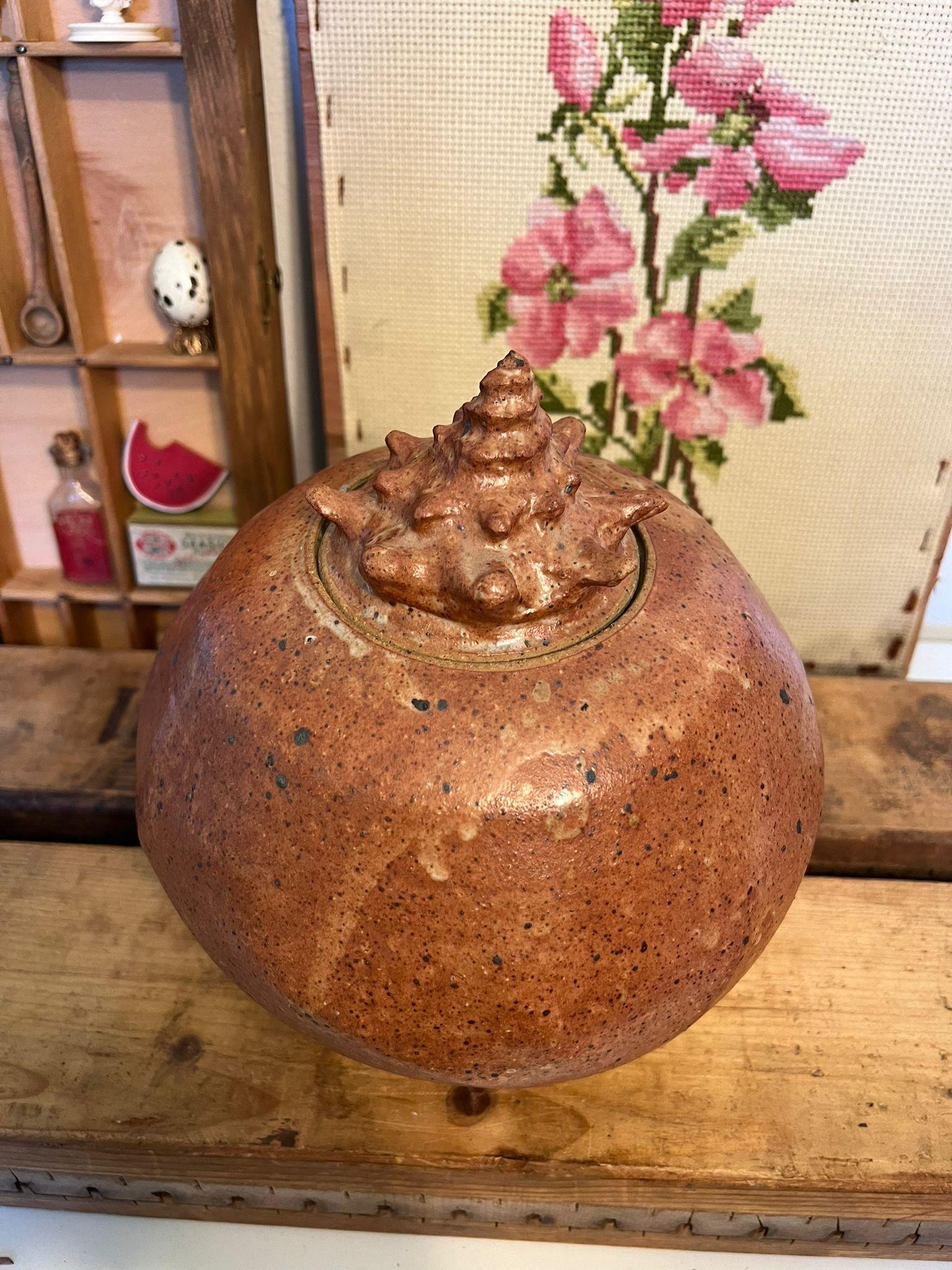 Studio Pottery firmato e vintage.MCM in stile nautico. Condizioni vintage come da foto. L'inserzione si riferisce solo all'articolo descritto.Box H6

Dimensioni: 7