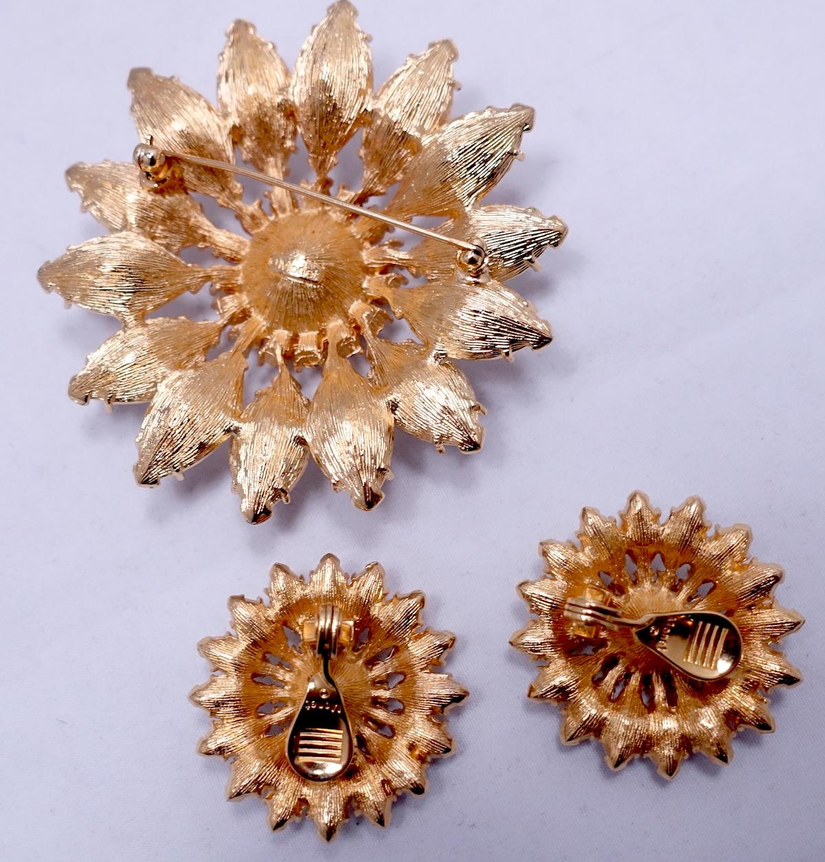 Vintage Signed Monet Crystal Brooch & Earrings In Good Condition For Sale In New York, NY