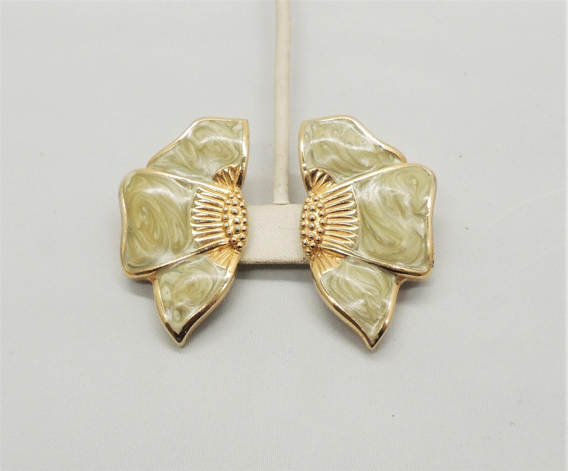 Boucles d'oreilles clips en or avec fleur en émail irridescent et tourbillon bleu. Marqué 