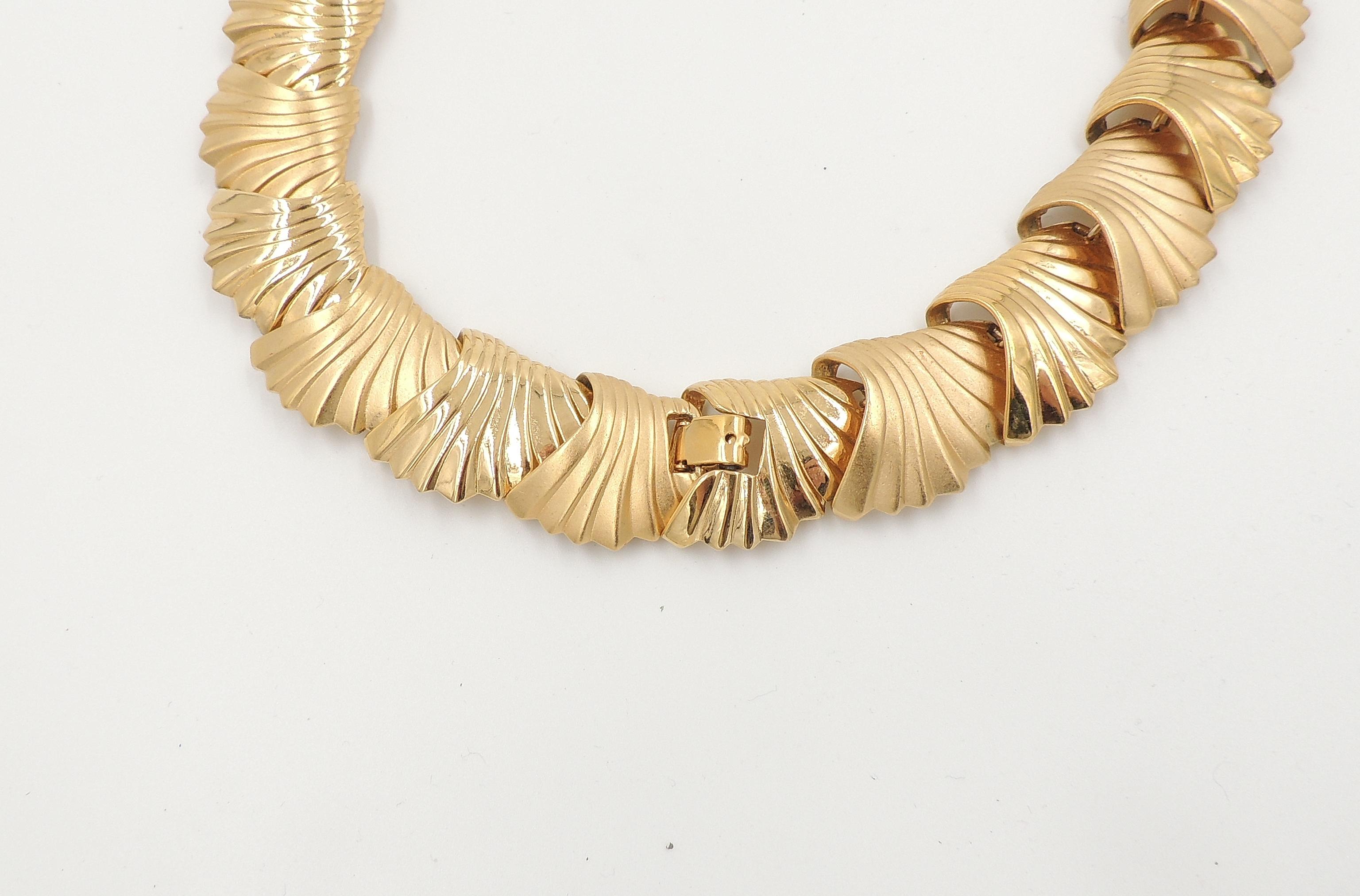 Vintage Signed Monet Goldtone Scalloped Collar Necklace, 1984 For Sale 1