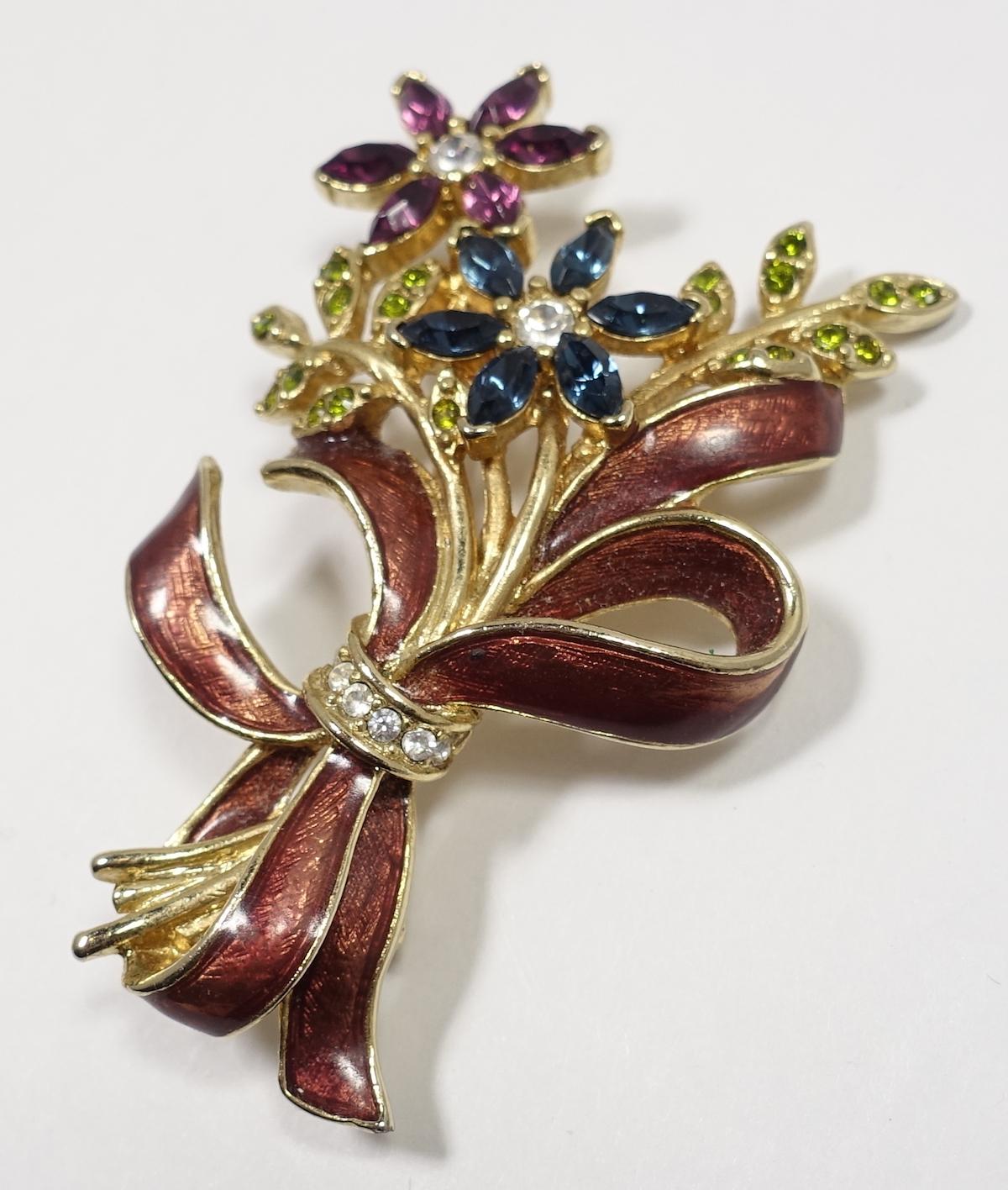 Vintage Signed Monet Multi-Color Crystals and Enameling Floral Brooch im Zustand „Gut“ in New York, NY