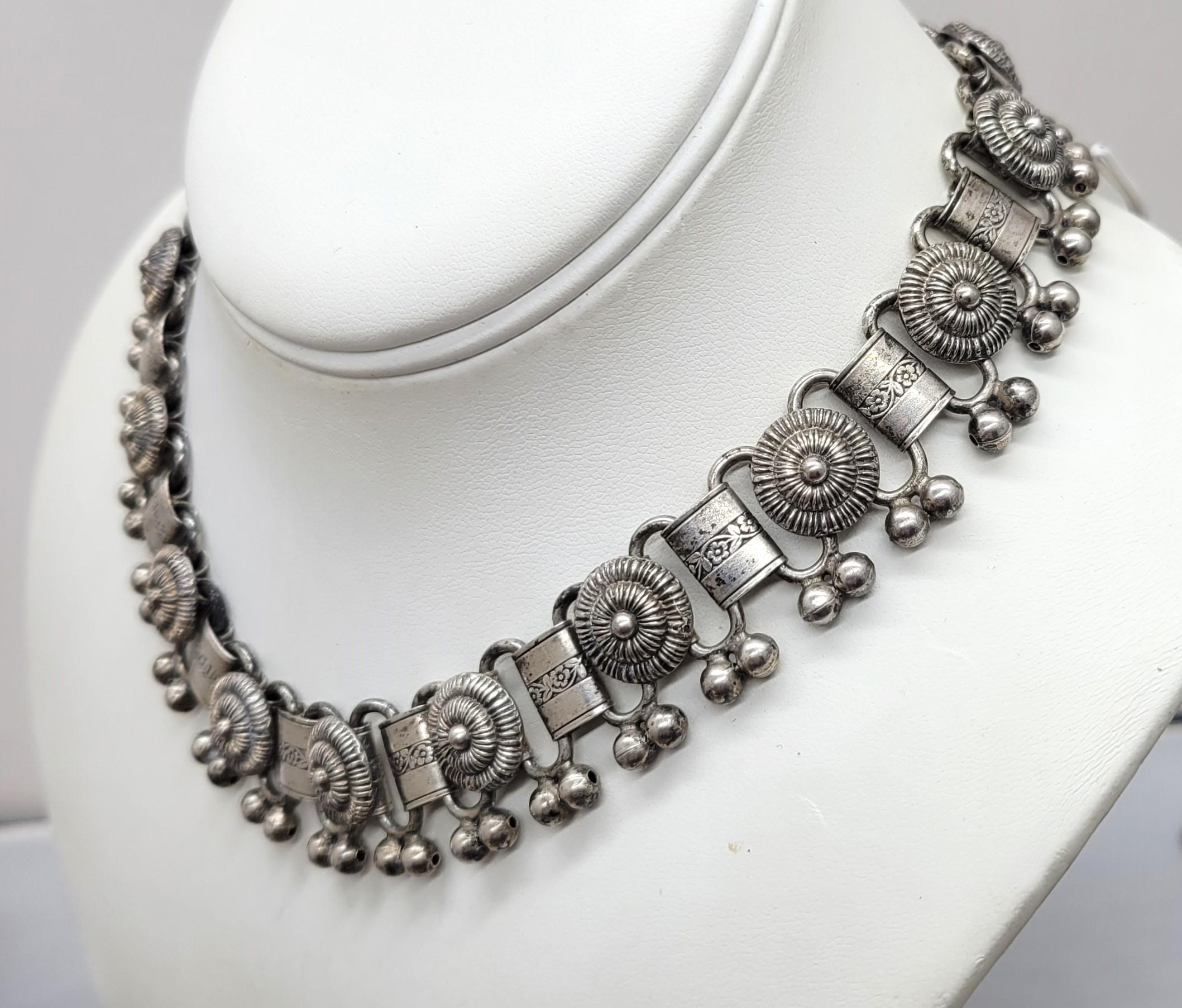 Vintage Signed Monet Silvertone Link Collar Necklace In Good Condition For Sale In Easton, PA