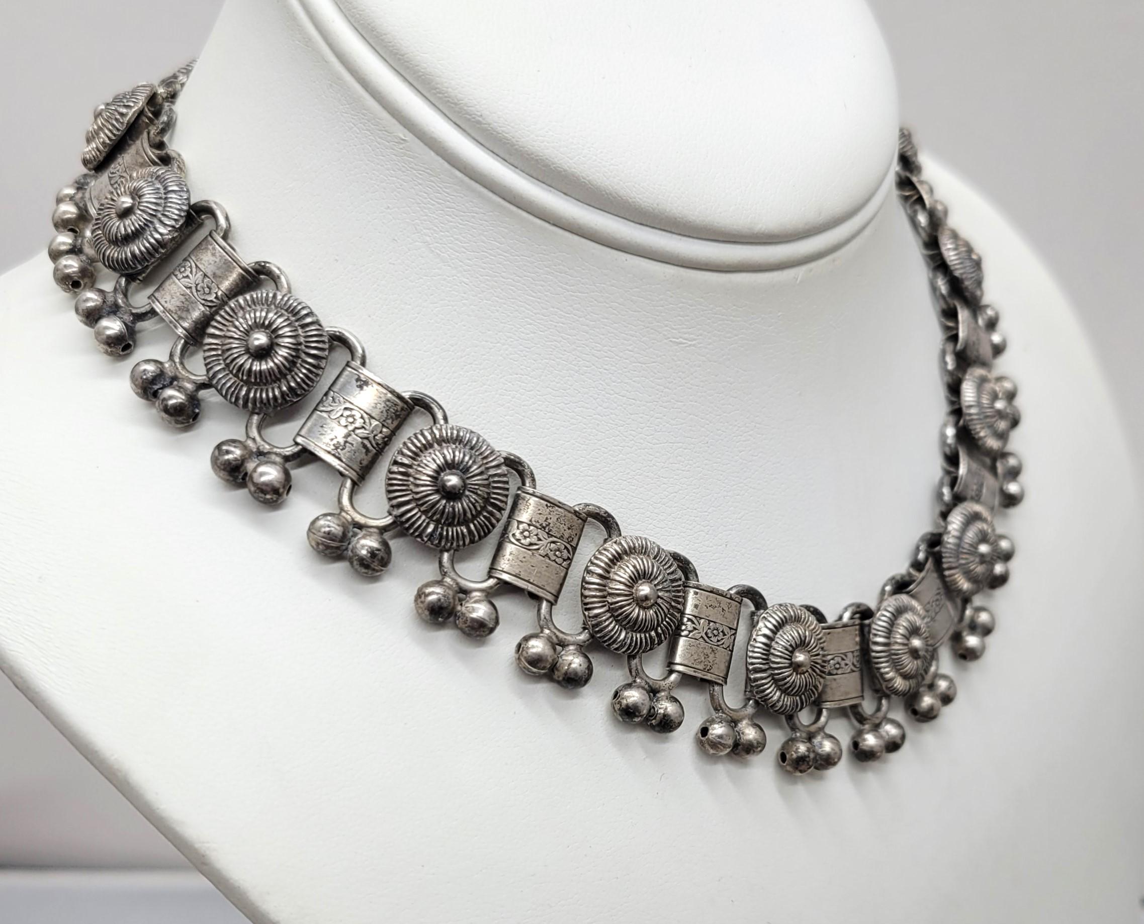 Women's Vintage Signed Monet Silvertone Link Collar Necklace For Sale