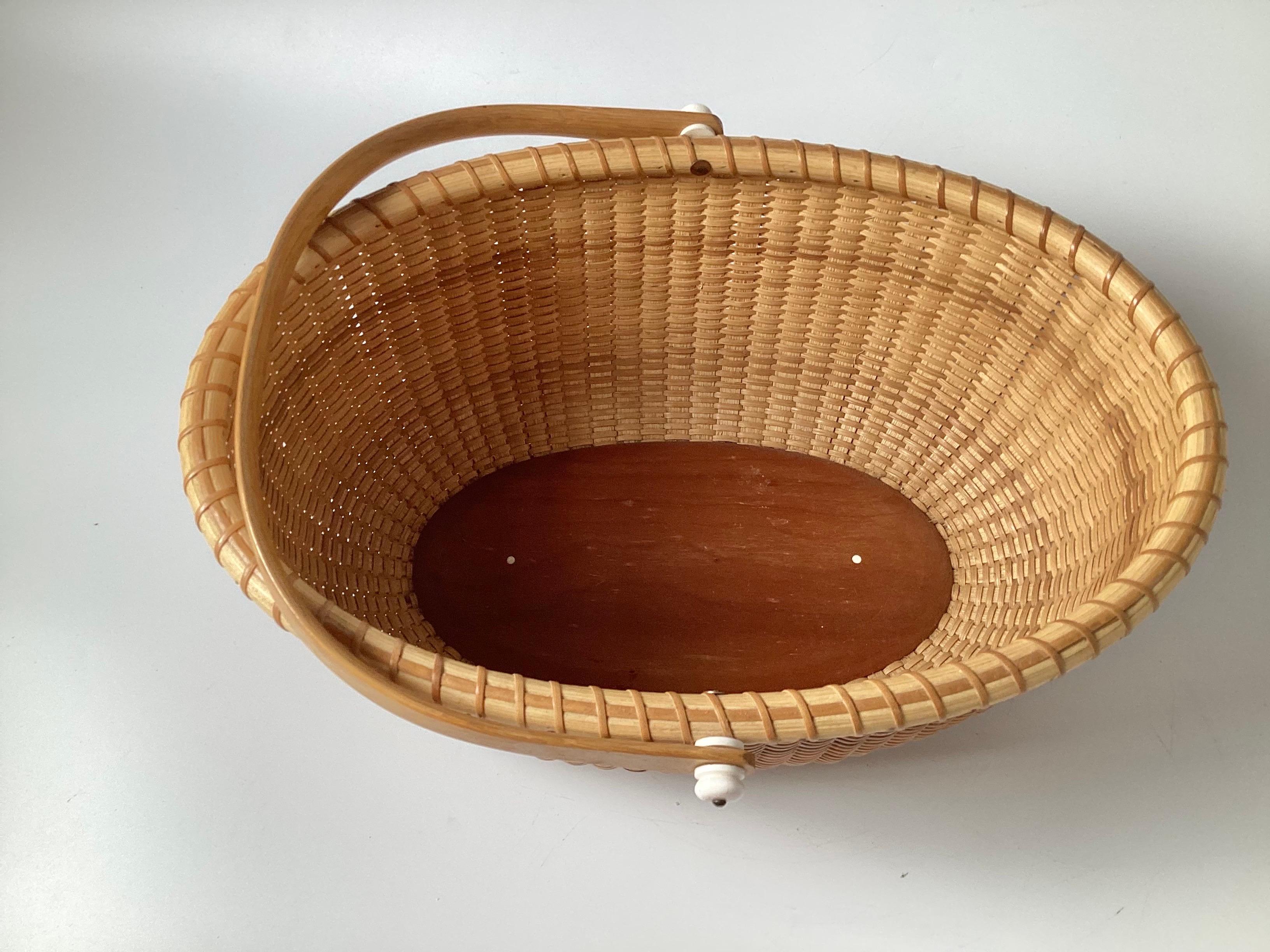 Vintage Signed Nantucket Basket with Handle In Excellent Condition For Sale In Lambertville, NJ