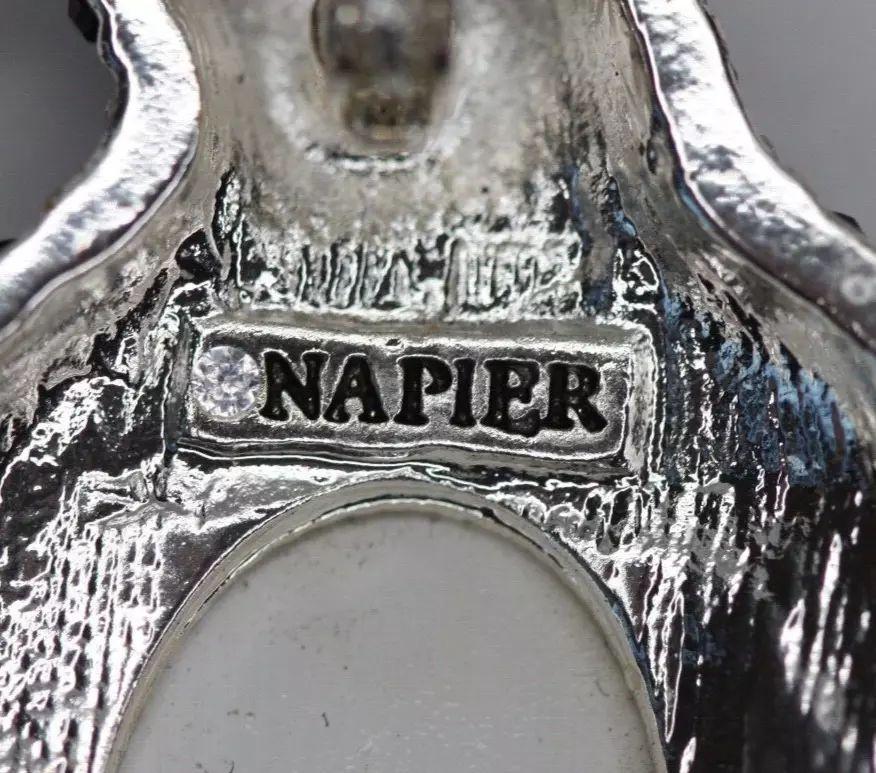 Vintage Signed Napier Penguin Jelly Belly and Sparkling Crystal Designer Brooch In Excellent Condition For Sale In Montreal, QC