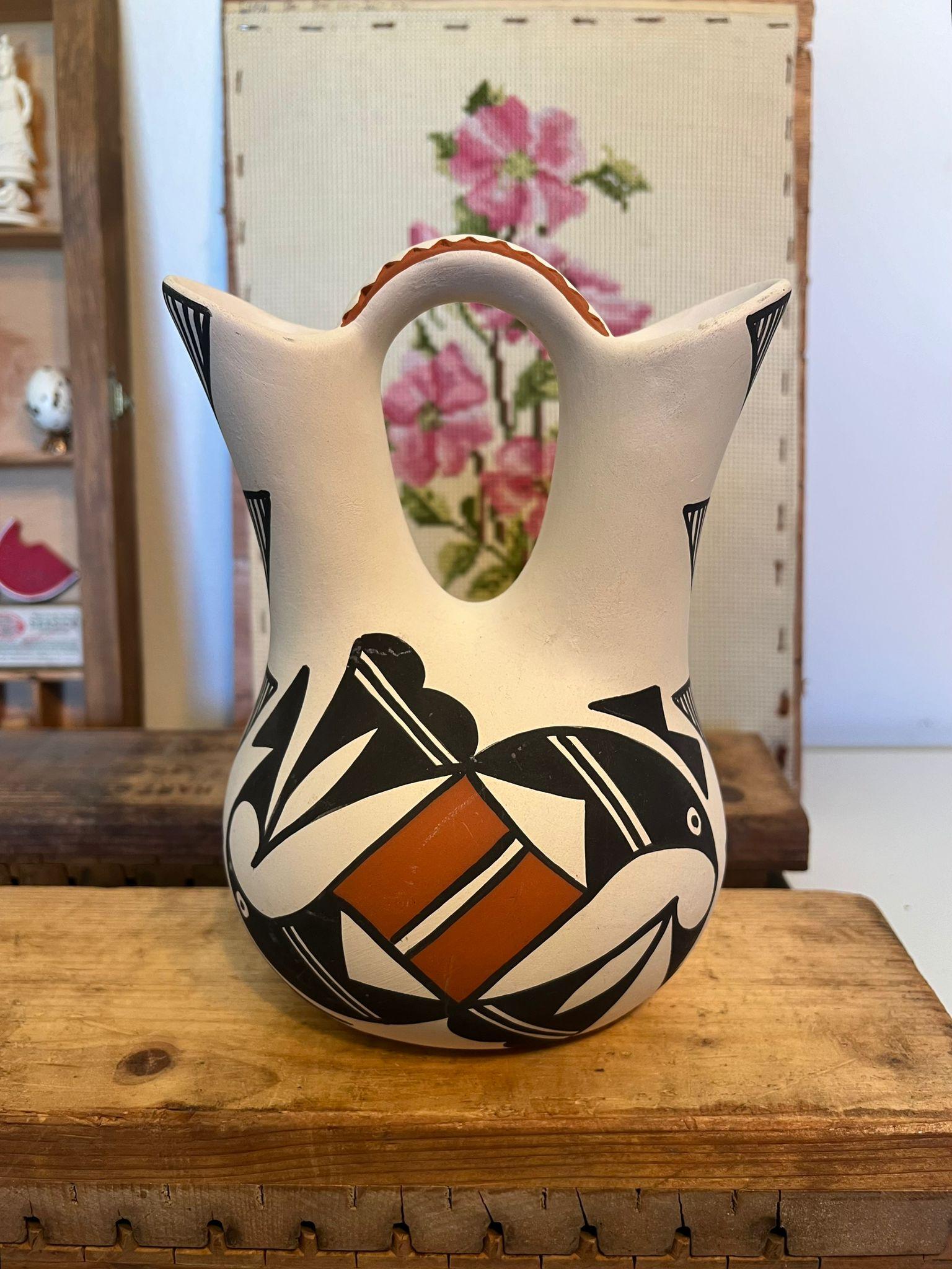 Signature présente. Vase de mariage vintage en poterie Pueblo. Condition Vintage comme illustré. L'annonce ne concerne que l'article décrit.

Dimensions. 5,5 