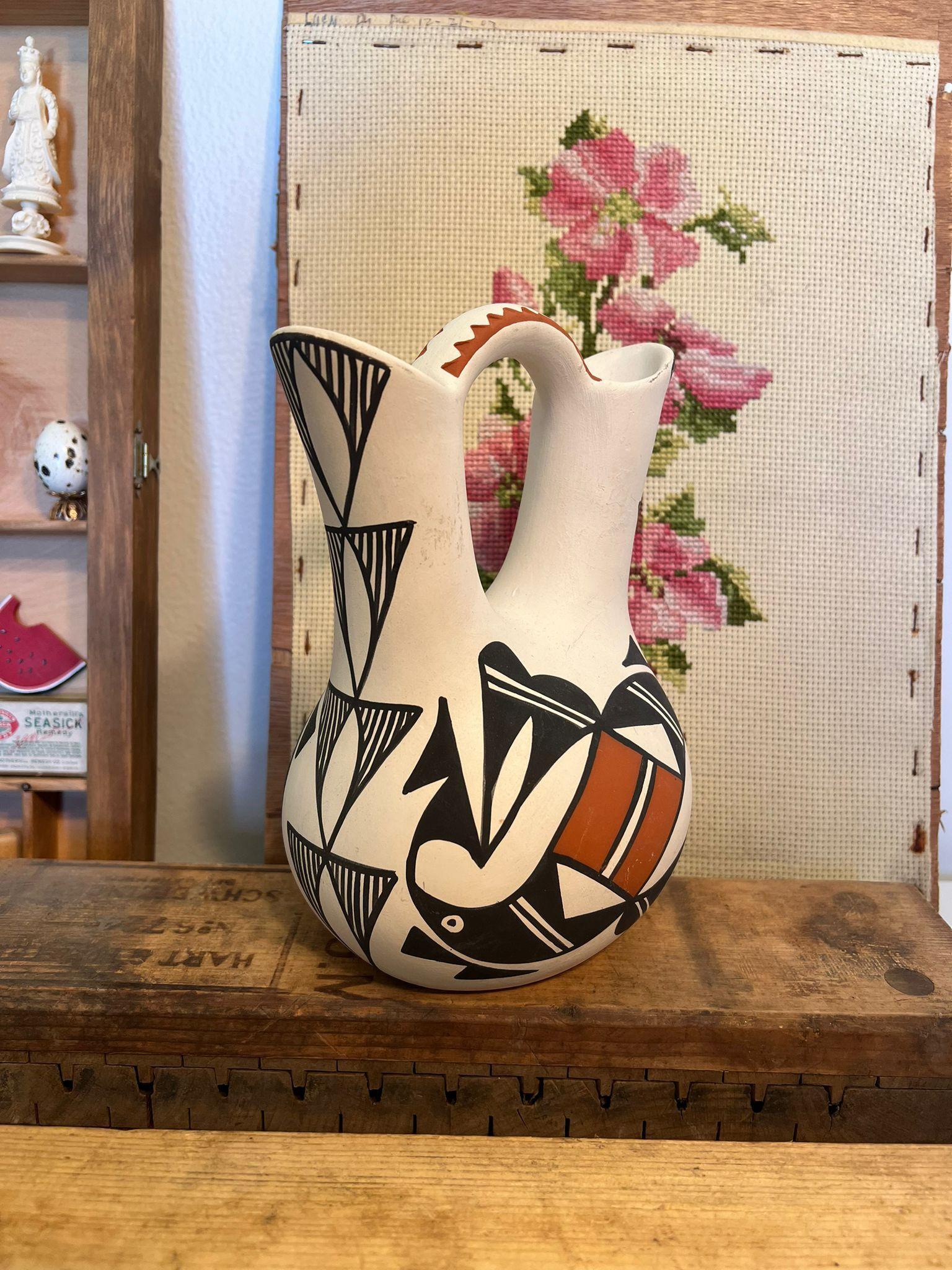 Fin du 20e siècle Vase de mariage vintage signé en poterie amérindienne de style Pueblo. en vente