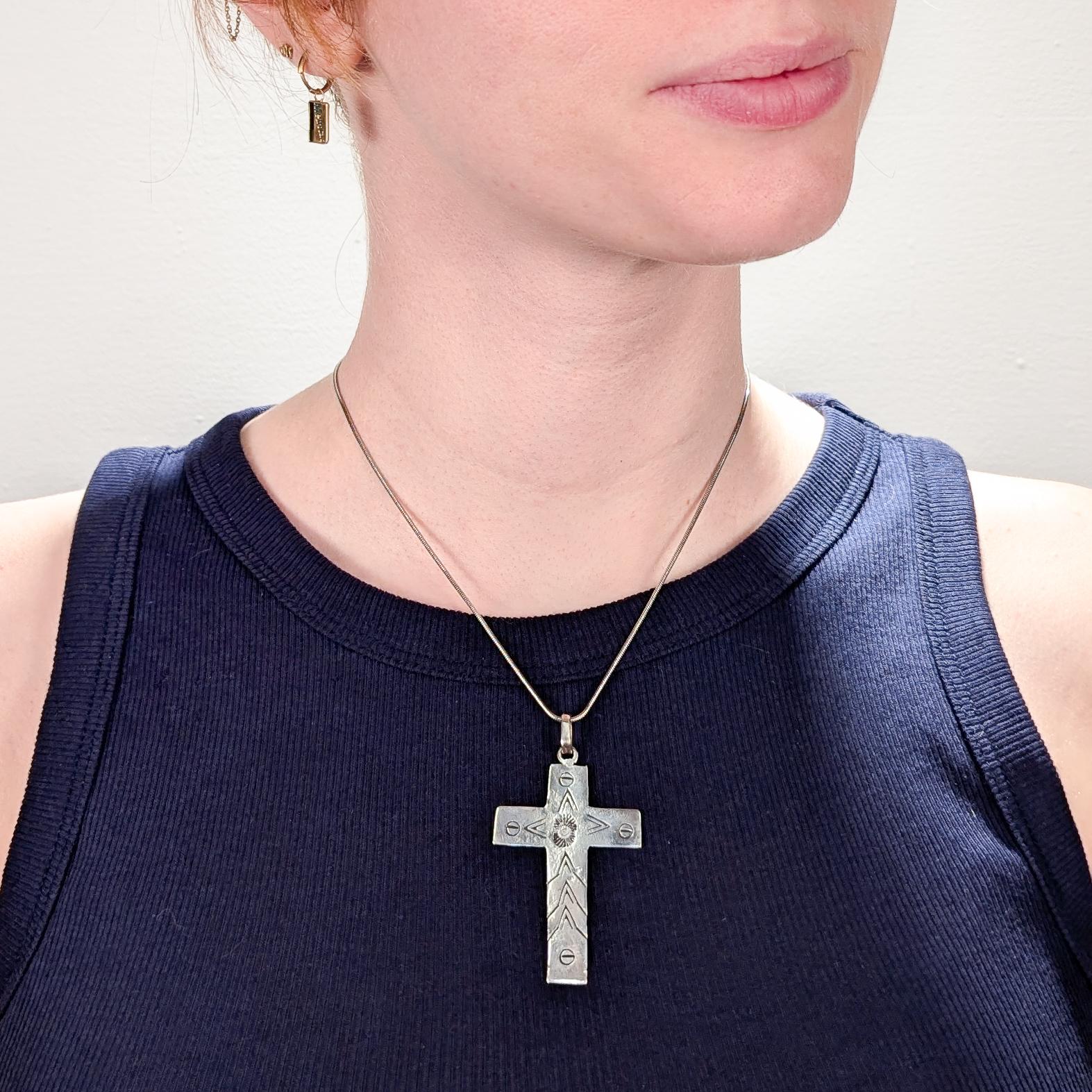 A fine Navajo silver pendant.

In sterling silver.

In the form of a cross with engraved decoration.

Simply a wonderful pendant!

Date:
20th Century

Overall Condition:
It is in overall good, as-pictured, used estate condition with some fine &