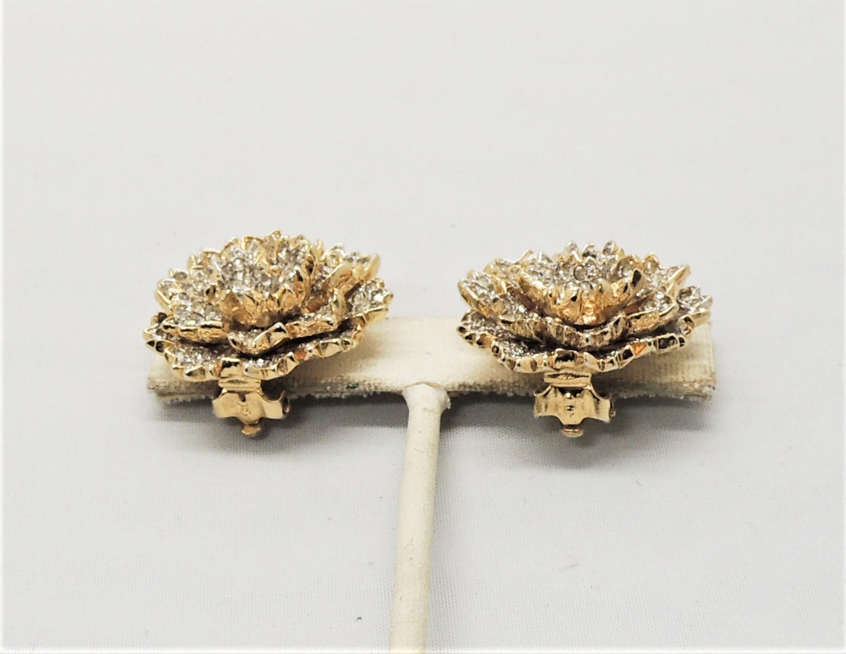 Vintage Signed Nettie Rosenstein Goldtone Pave Rhinestone Flower Clip Earrings In Excellent Condition In Easton, PA