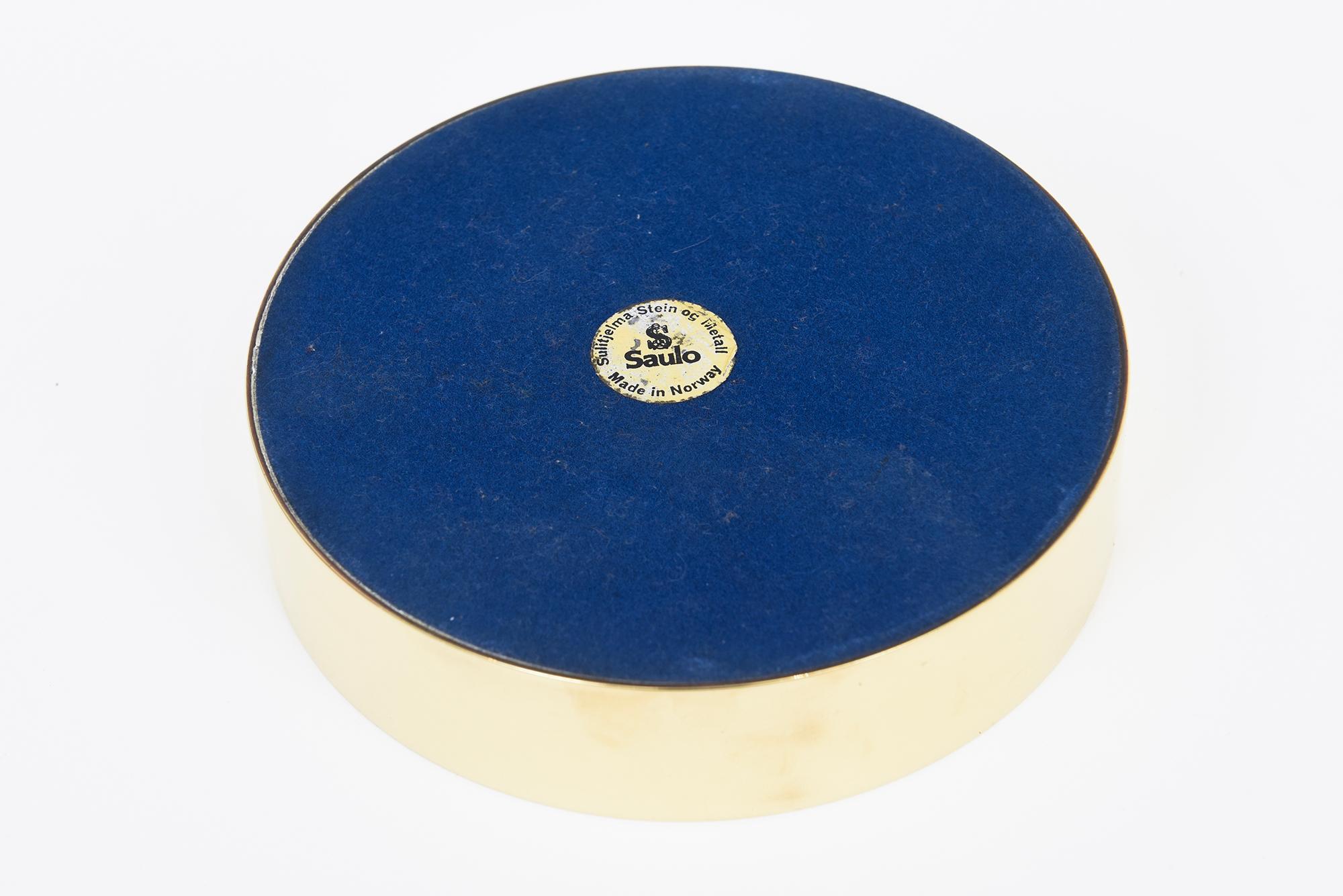 Scatola rotonda norvegese firmata d'epoca in pietra e ottone, accessorio da scrivania in vendita 3