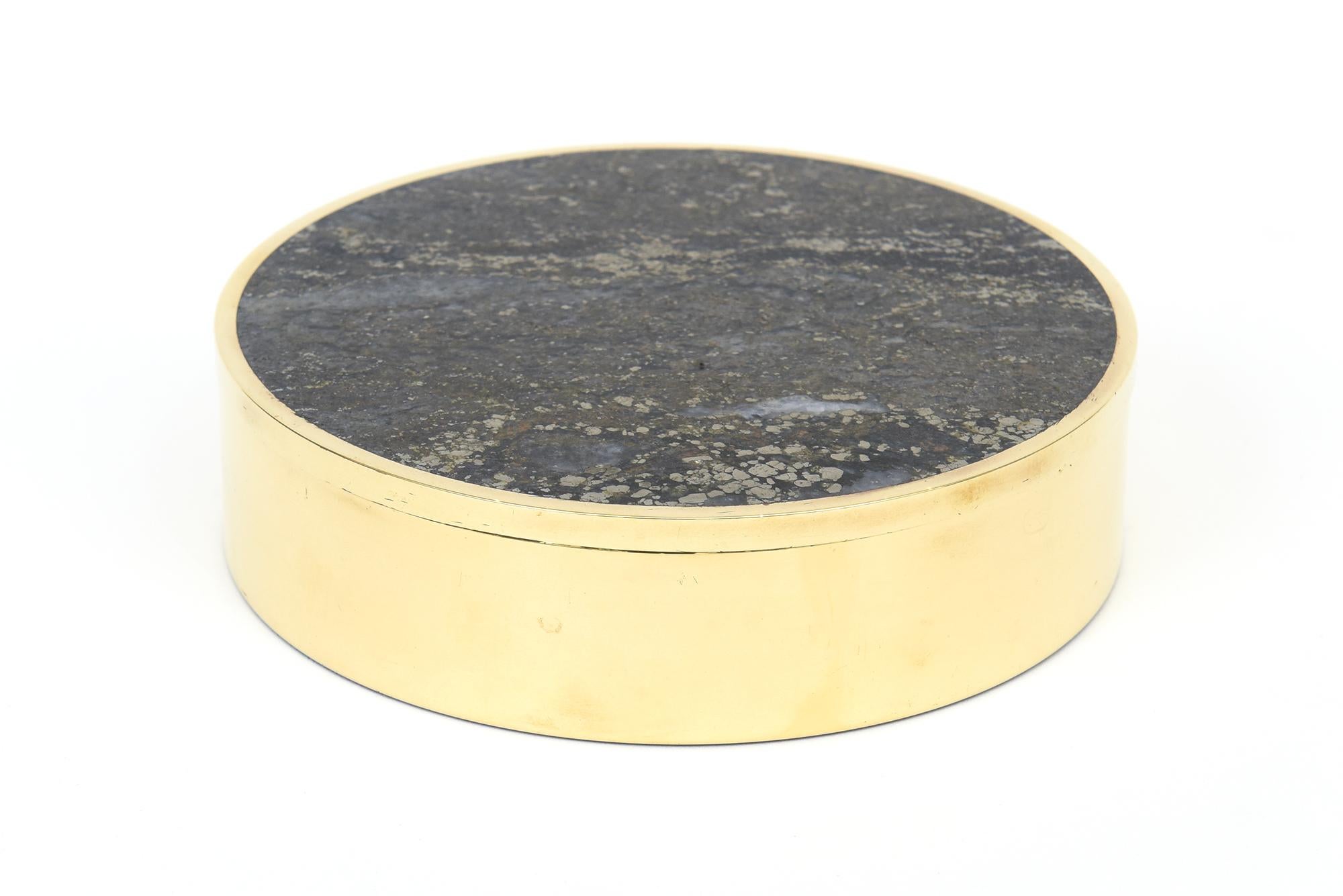 Questa scatola rotonda moderna e scandinava è una combinazione di pietra lucida e ottone. È vintage, risale agli anni '70 ed è contrassegnato dalle etichette originali sul fondo Saulo Made In Norway. Questo è stato realizzato da Saulo per Sulitjelma