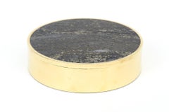Scatola rotonda norvegese firmata d'epoca in pietra e ottone, accessorio da scrivania