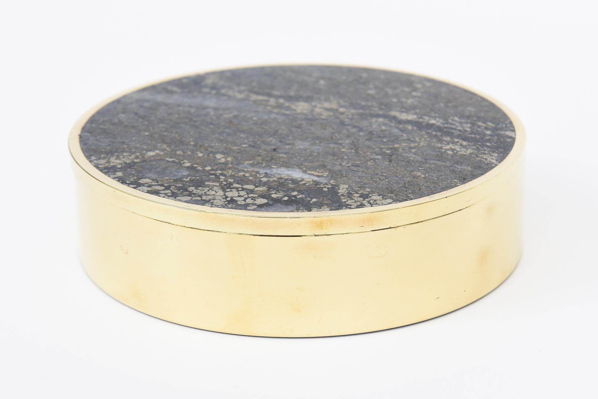 Scandinavo moderno Scatola rotonda norvegese firmata d'epoca in pietra e ottone, accessorio da scrivania in vendita