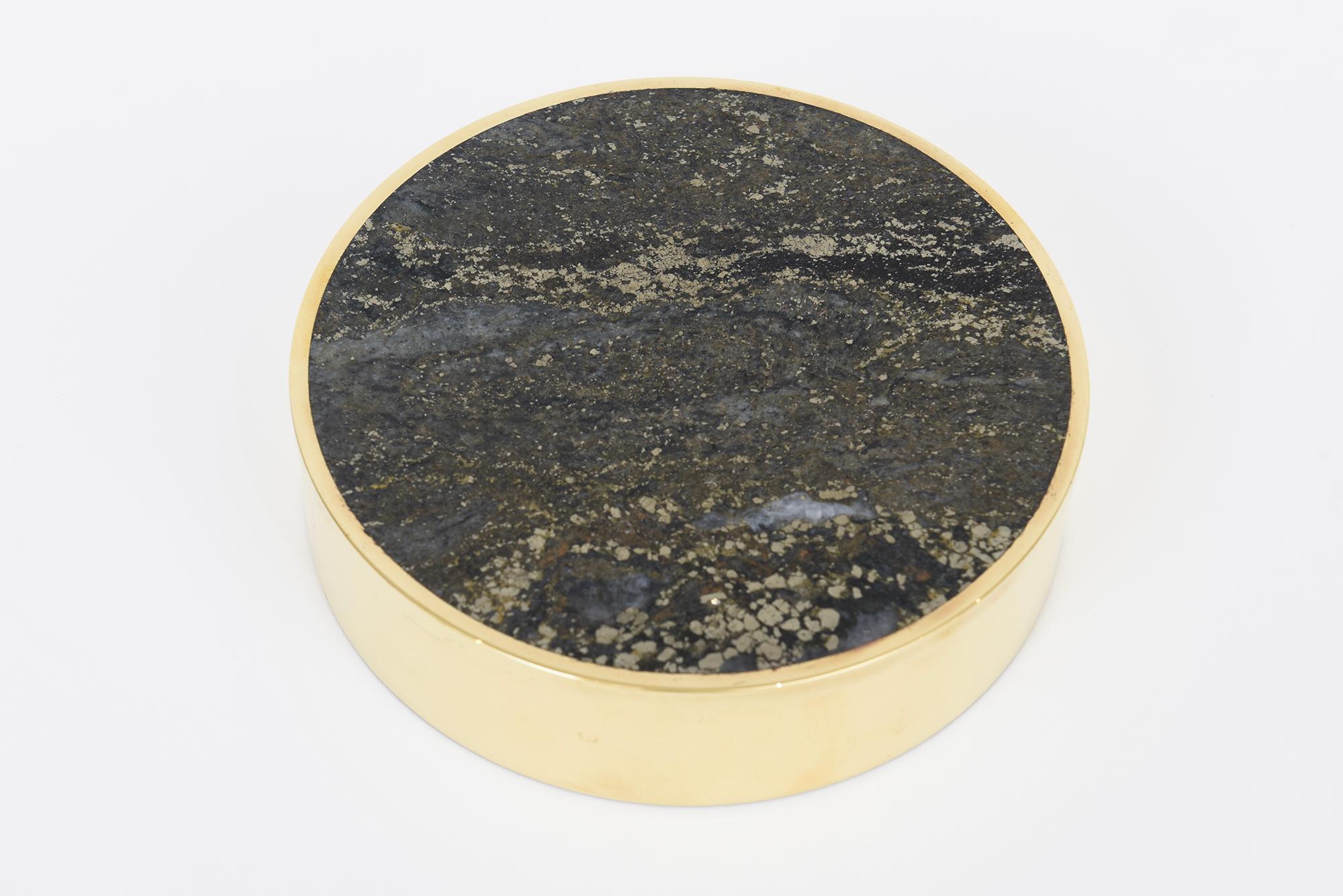 Norvegese Scatola rotonda norvegese firmata d'epoca in pietra e ottone, accessorio da scrivania in vendita
