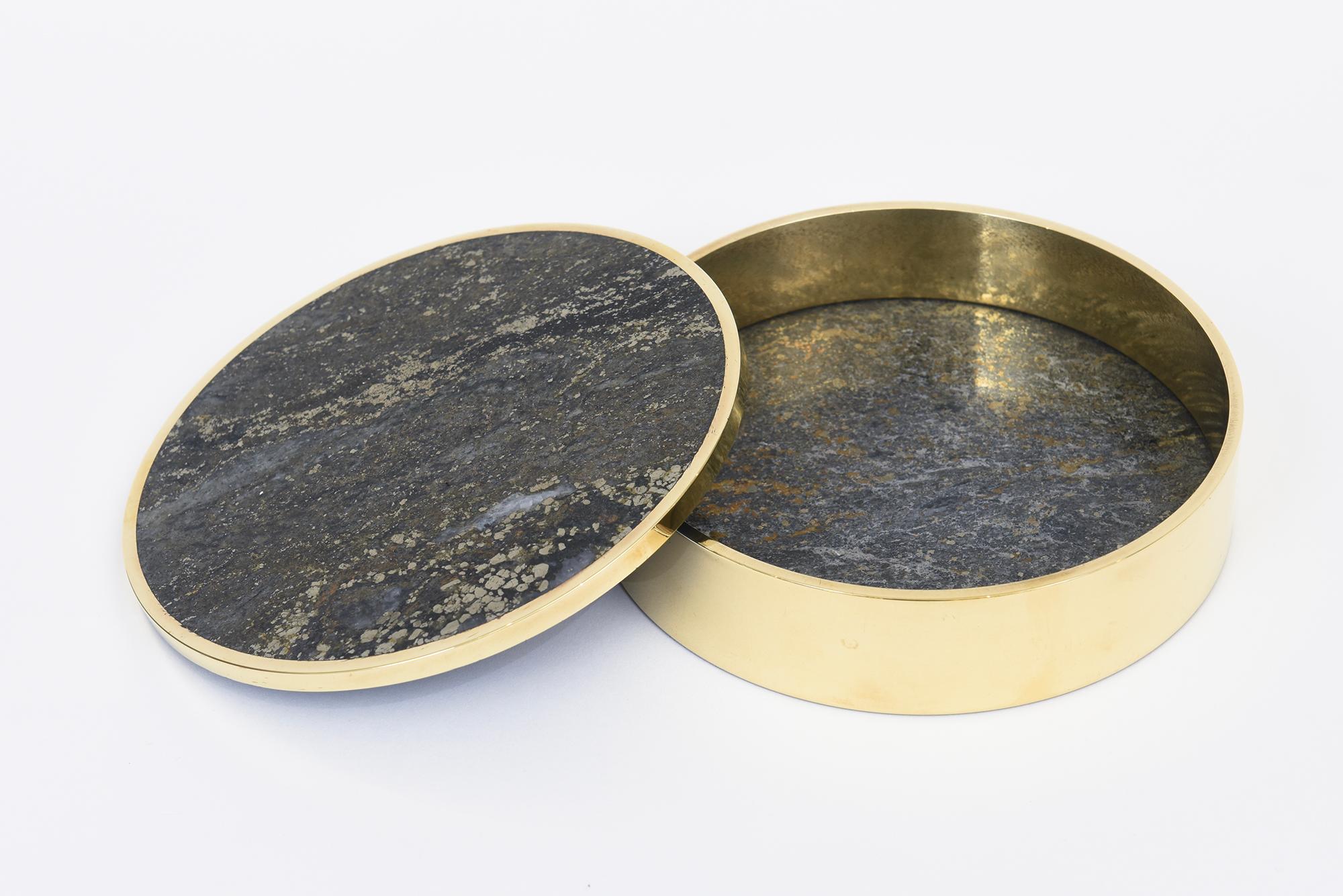 Fine XX secolo Scatola rotonda norvegese firmata d'epoca in pietra e ottone, accessorio da scrivania in vendita