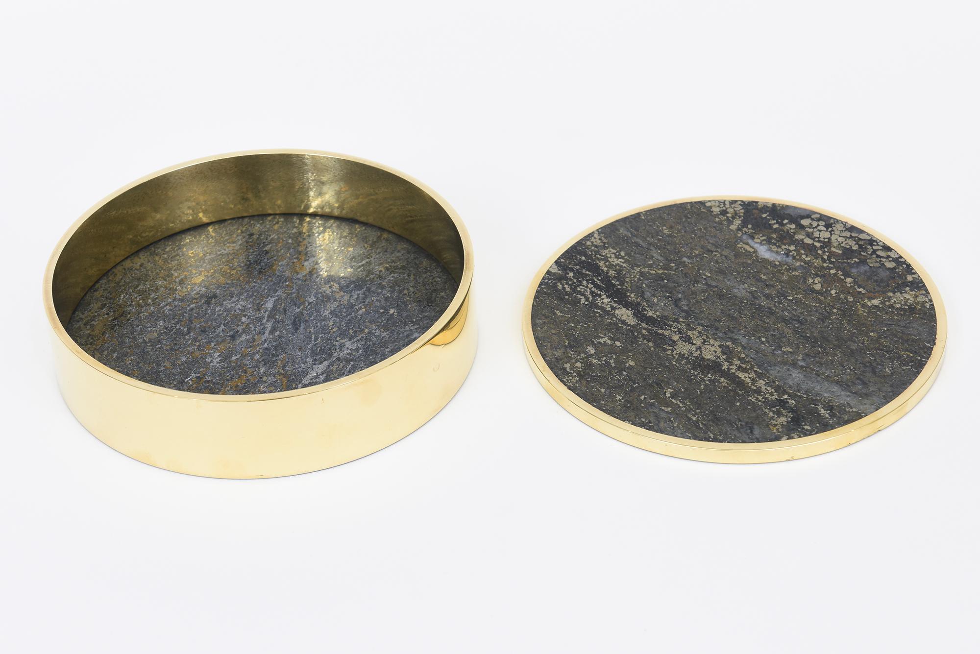 Ottone Scatola rotonda norvegese firmata d'epoca in pietra e ottone, accessorio da scrivania in vendita