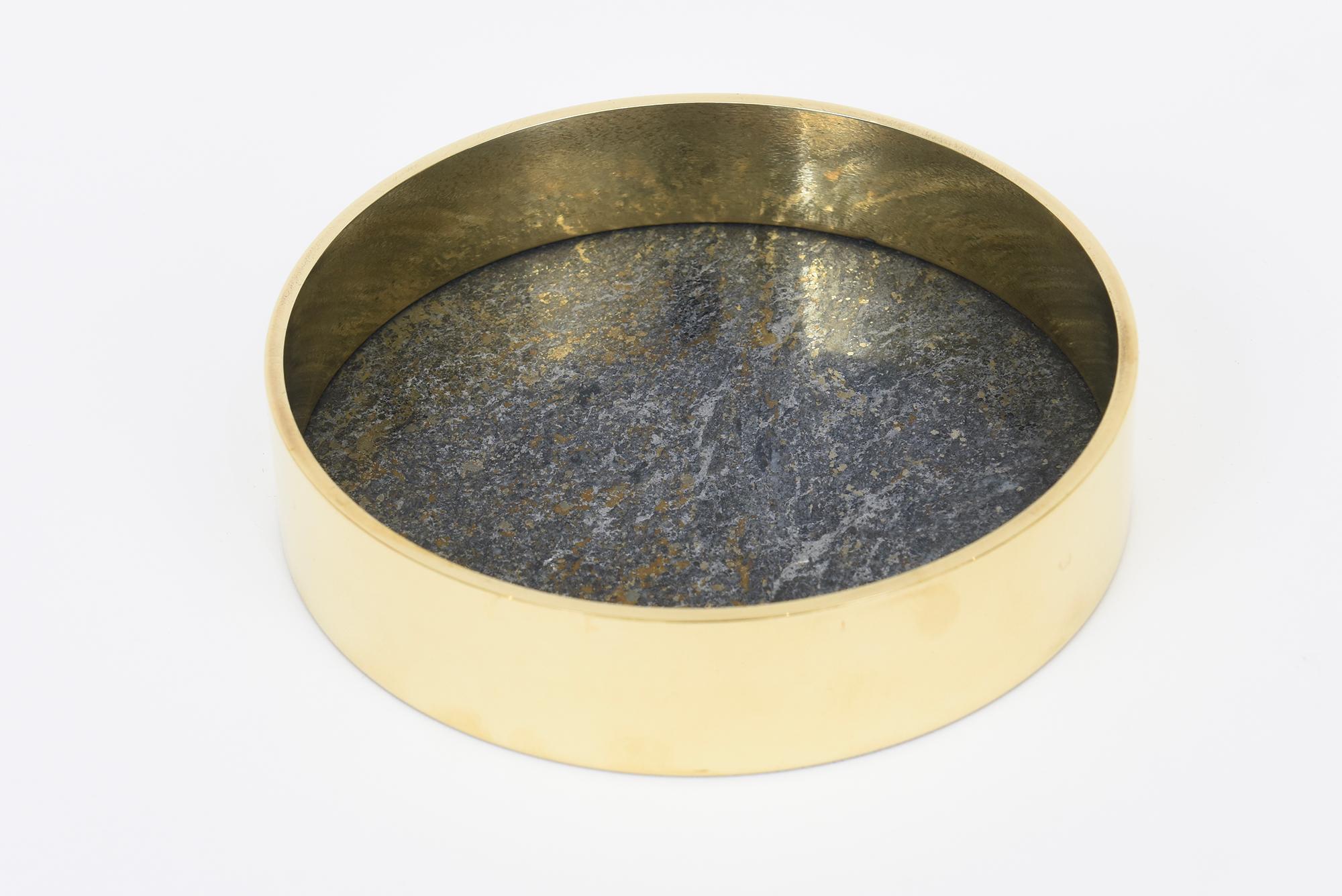 Scatola rotonda norvegese firmata d'epoca in pietra e ottone, accessorio da scrivania in vendita 1