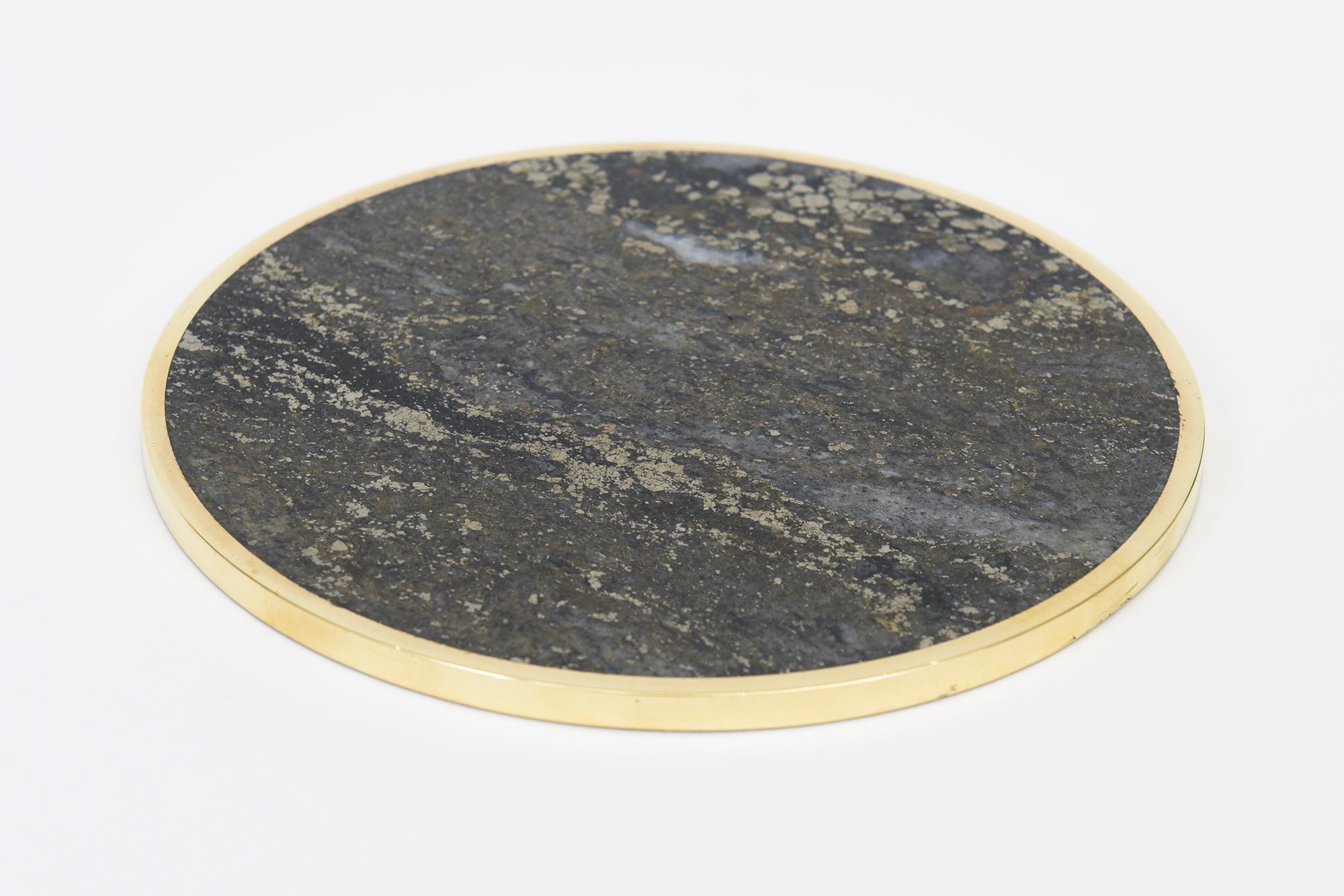 Scatola rotonda norvegese firmata d'epoca in pietra e ottone, accessorio da scrivania in vendita 2