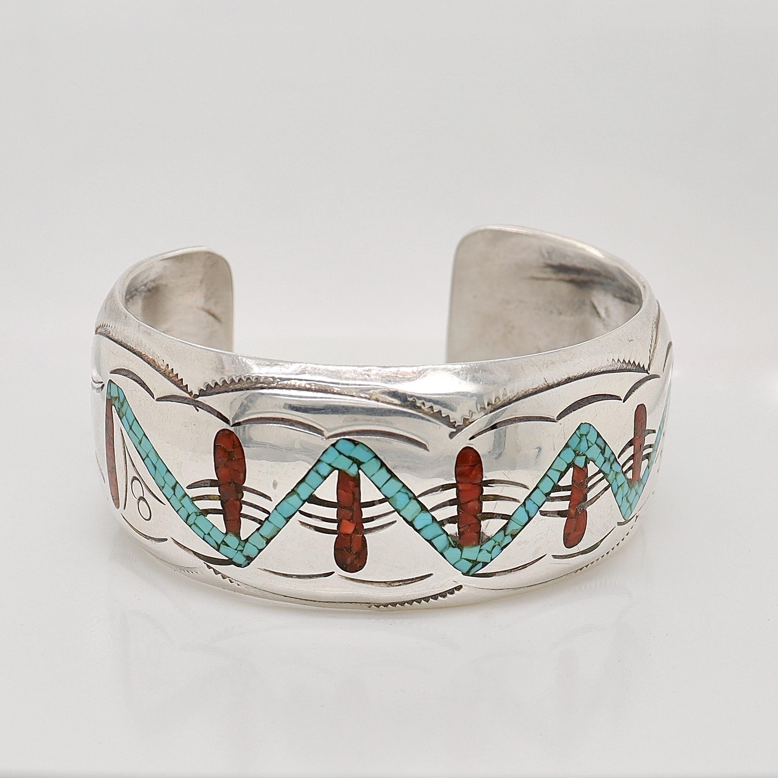 Manschettenarmband, signiert Old Pawn, Navajo Silber, Türkis und Koralle im Zustand „Gut“ in Philadelphia, PA