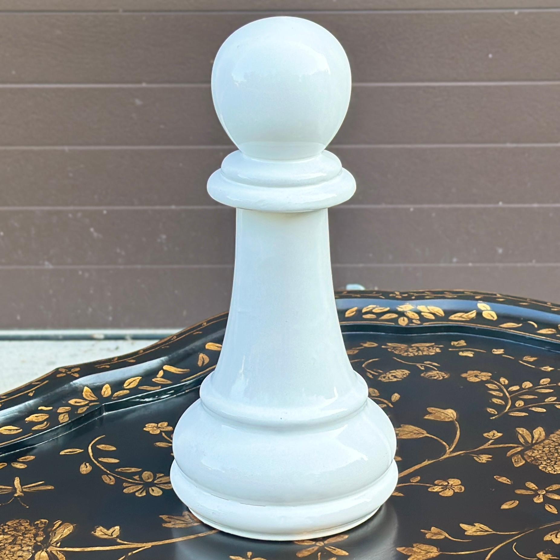 Scultura in ceramica firmata di grandi dimensioni con pedone bianco per gli scacchi.
Il colore è bianco anche se alcune foto sembrano color crema.
Firmato sul lato inferiore, ma non siamo riusciti a decifrarlo.