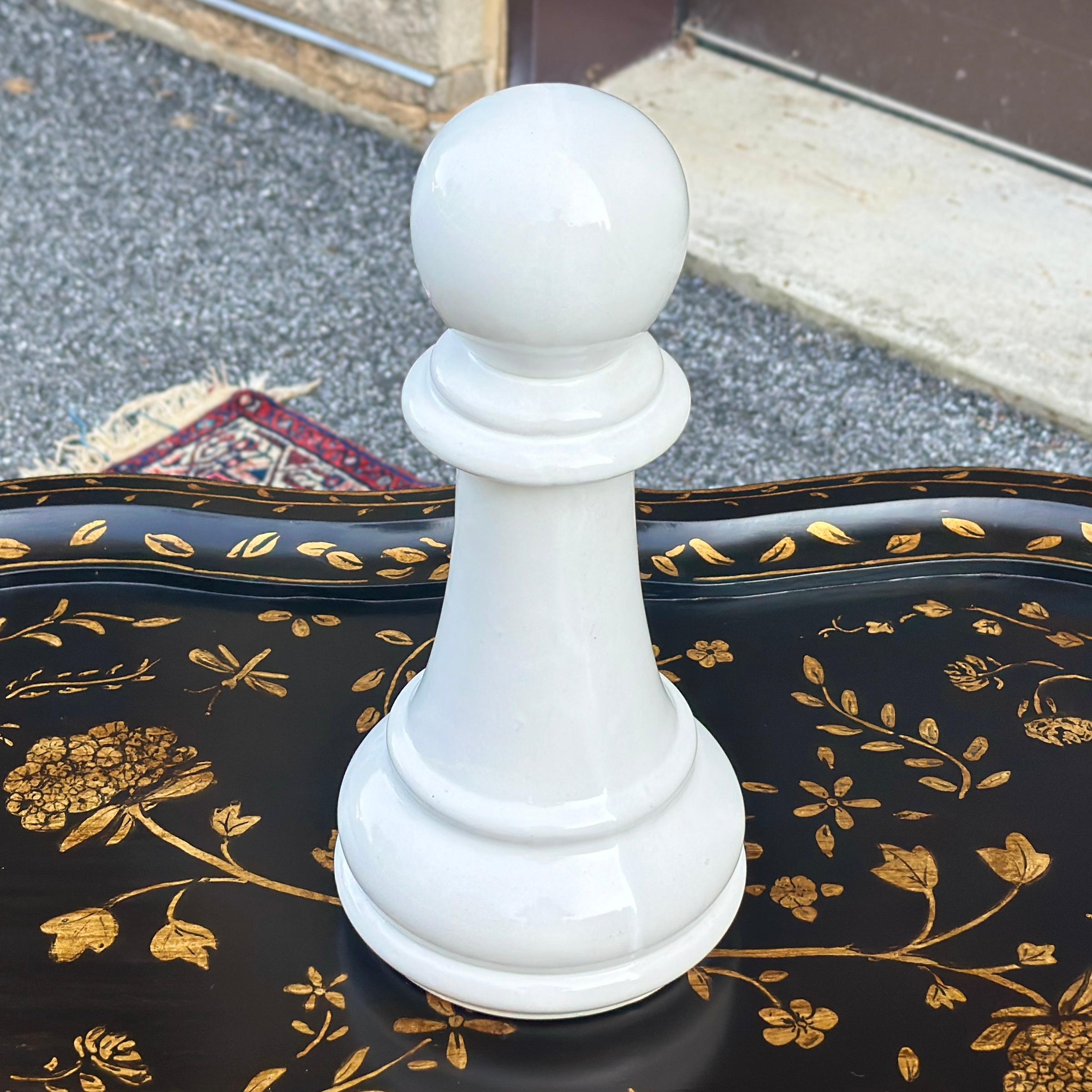 Postmoderno Scultura vintage firmata e sovradimensionata in ceramica con pedone bianco e pezzo degli scacchi in vendita