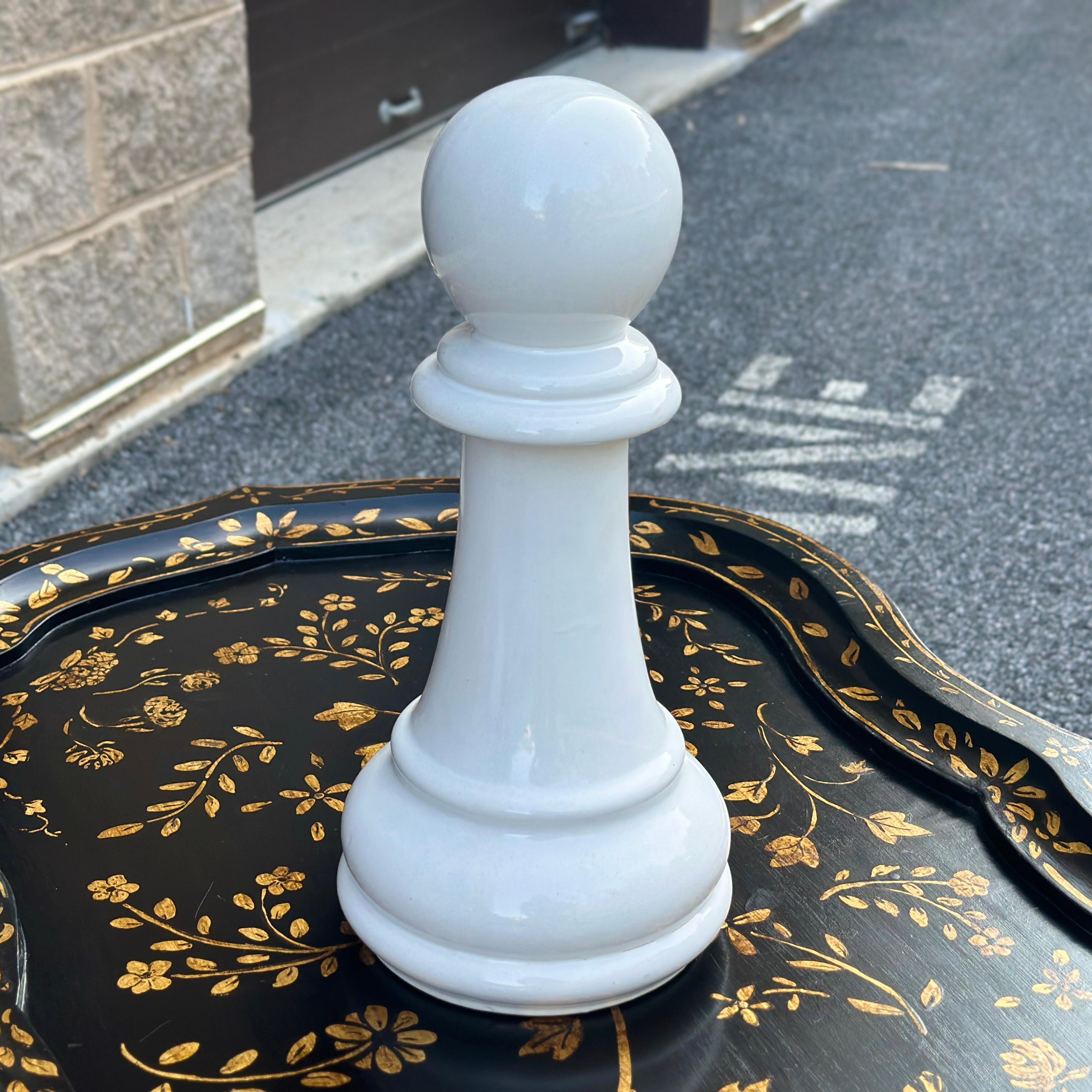 Americano Scultura vintage firmata e sovradimensionata in ceramica con pedone bianco e pezzo degli scacchi in vendita