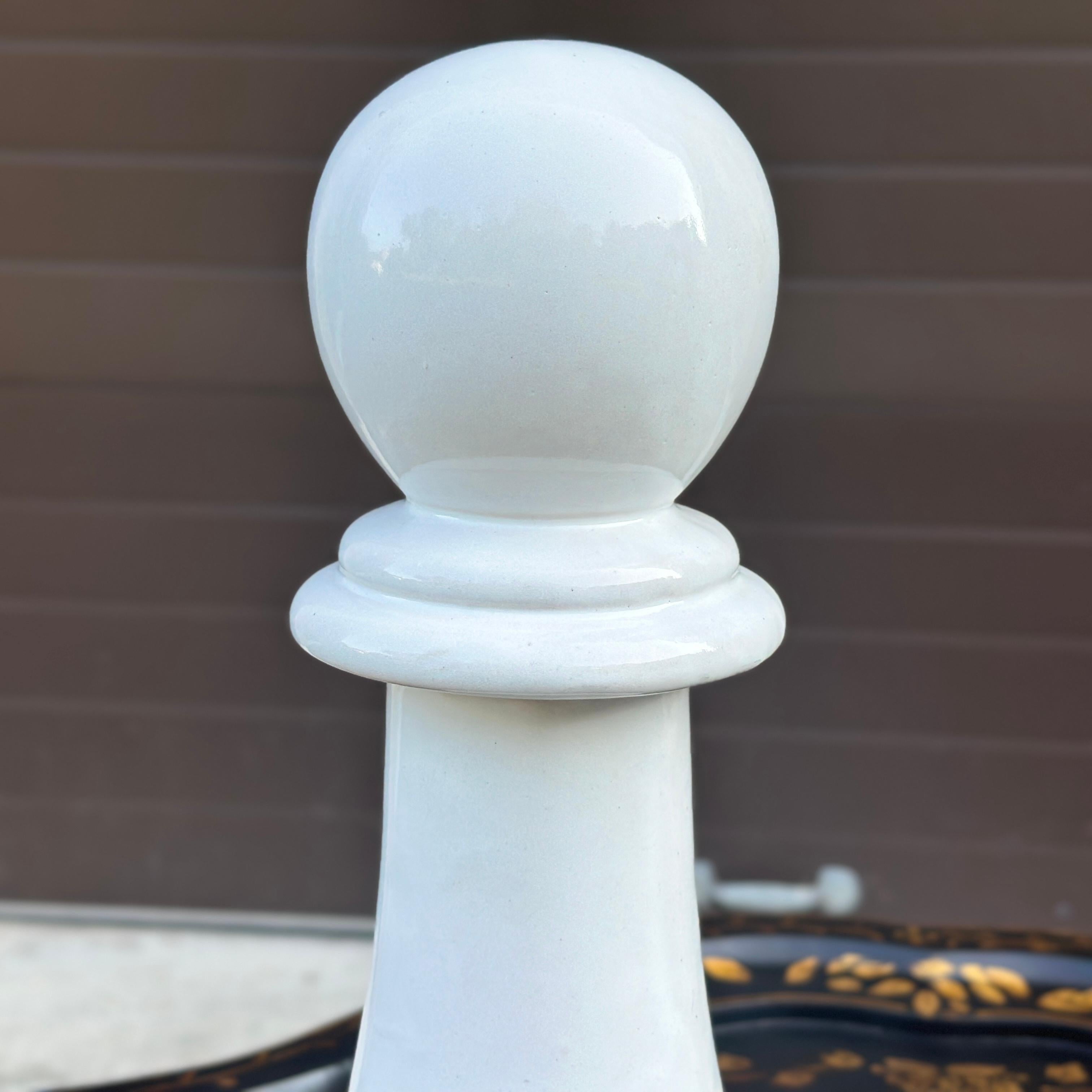 Fatto a mano Scultura vintage firmata e sovradimensionata in ceramica con pedone bianco e pezzo degli scacchi in vendita