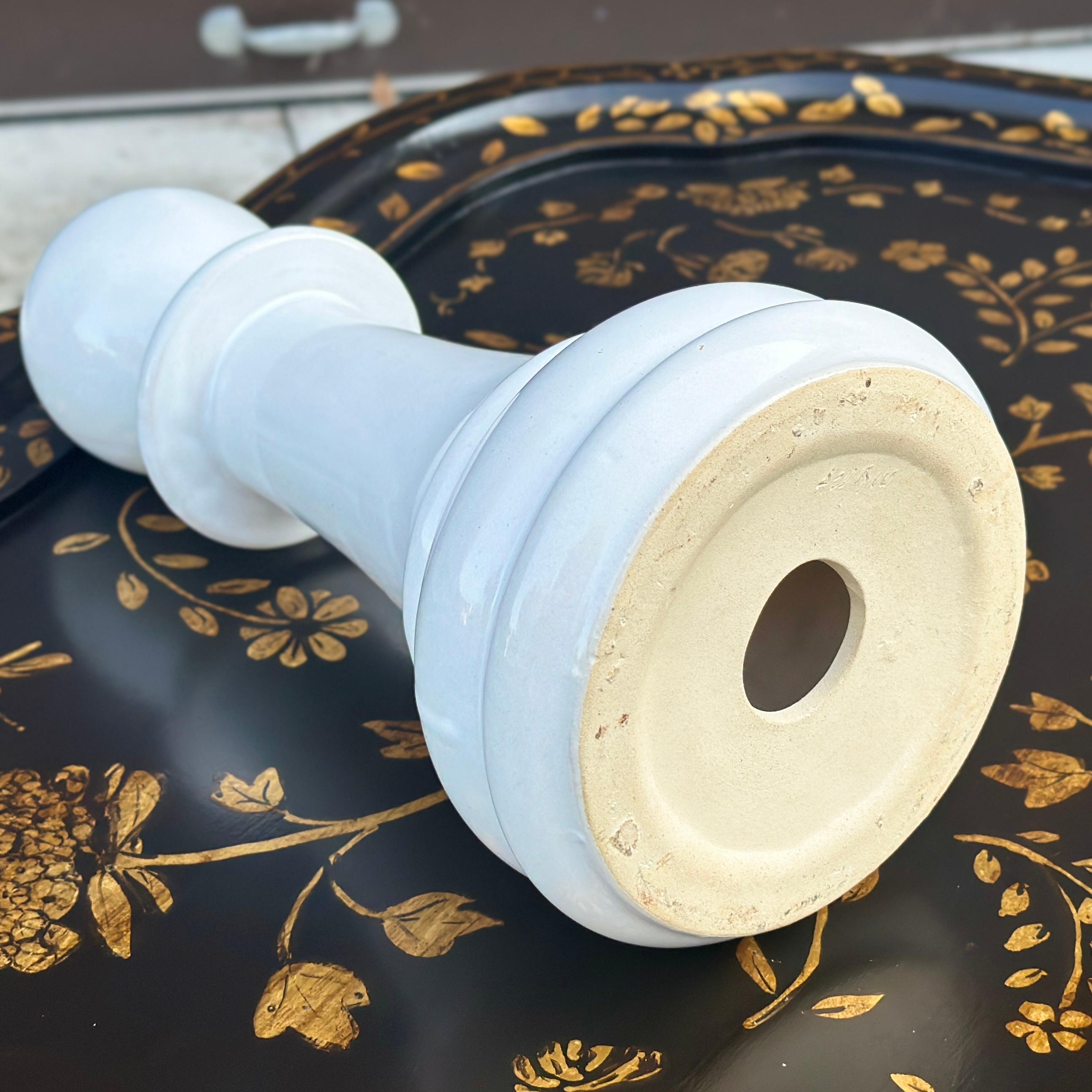 XX secolo Scultura vintage firmata e sovradimensionata in ceramica con pedone bianco e pezzo degli scacchi in vendita