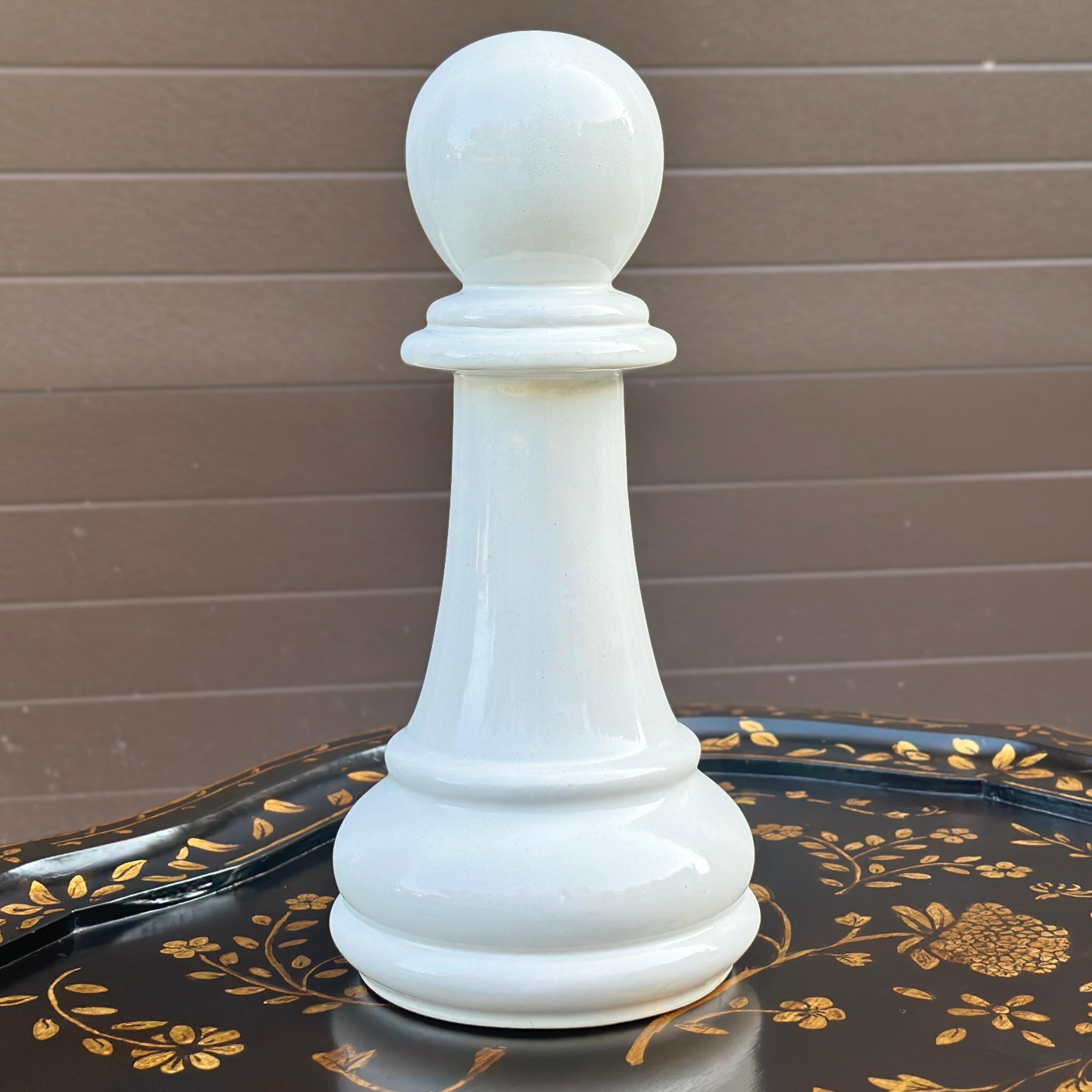 Scultura vintage firmata e sovradimensionata in ceramica con pedone bianco e pezzo degli scacchi in vendita 1