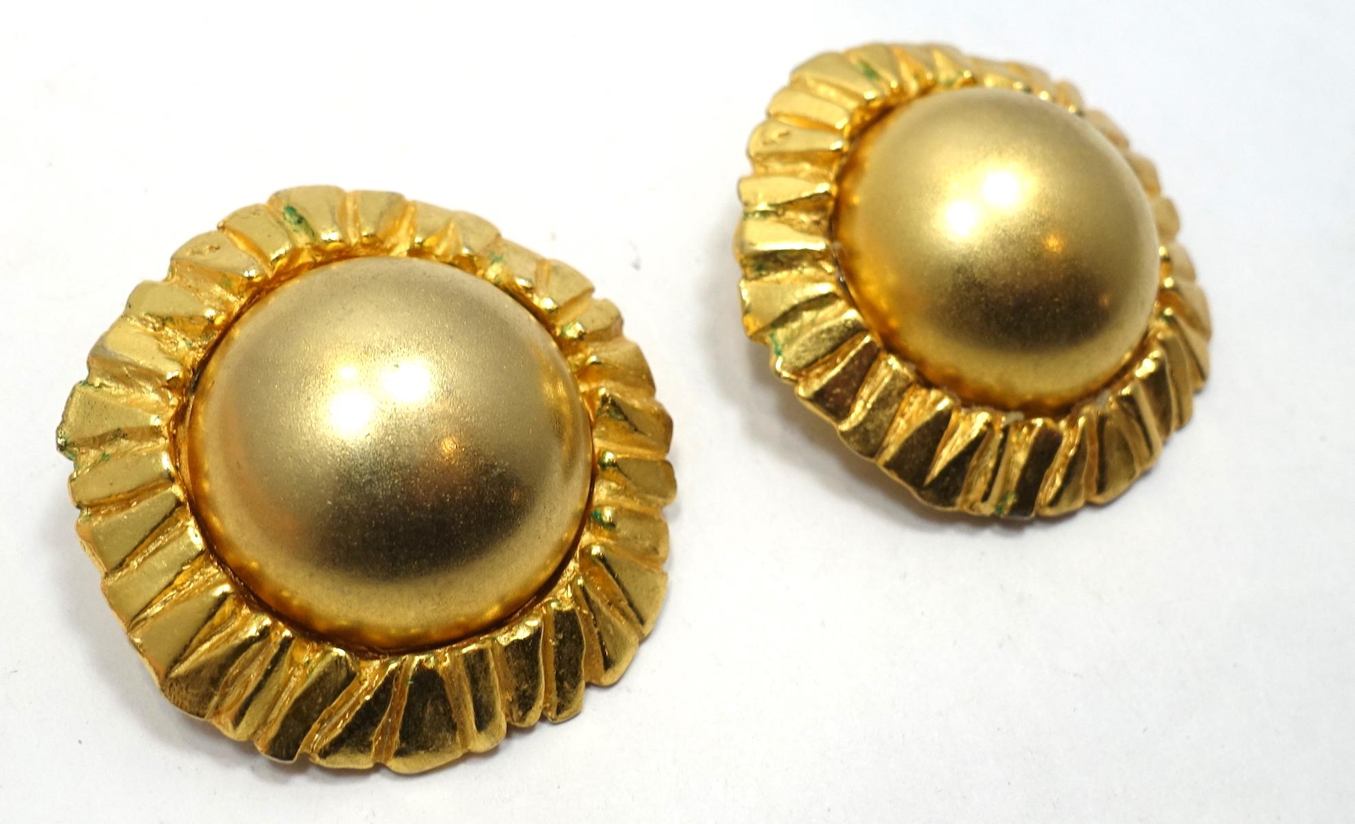 These vintage signed Poggi Paris earrings have a dome design with a ribbed edge in a gold tone setting.  In excellent condition, these clip earrings measure 1-7/8” in diameter and are signed “Poggi Paris”.