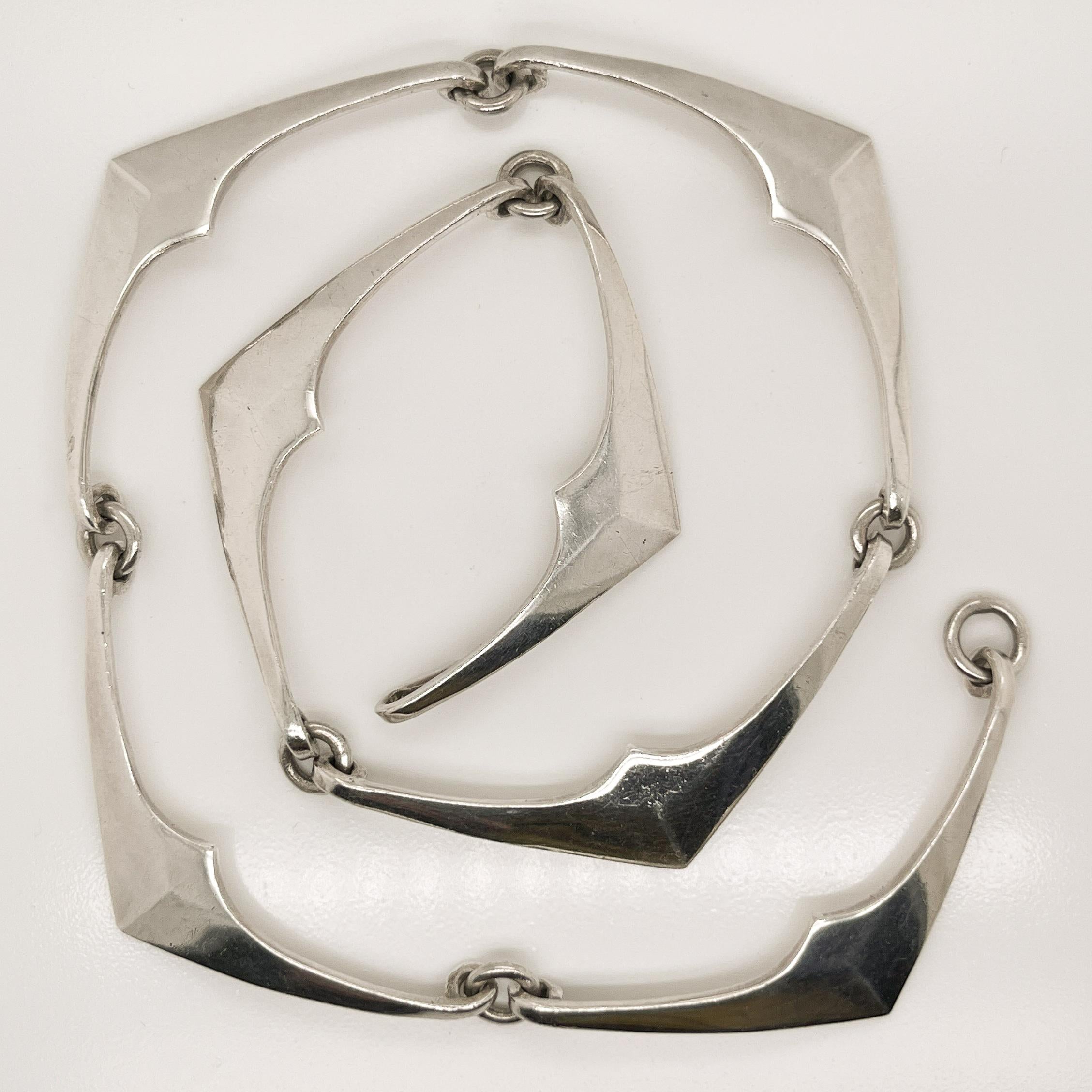 A fine, signed Mexican sterling silver necklace.

With bat-form or chevron shaped links. 

Made by Reveri - the Taxco husband and wife silversmith team of Reveriano & Maria Castillo. 
Reveriano Castillo had initially apprenticed with William