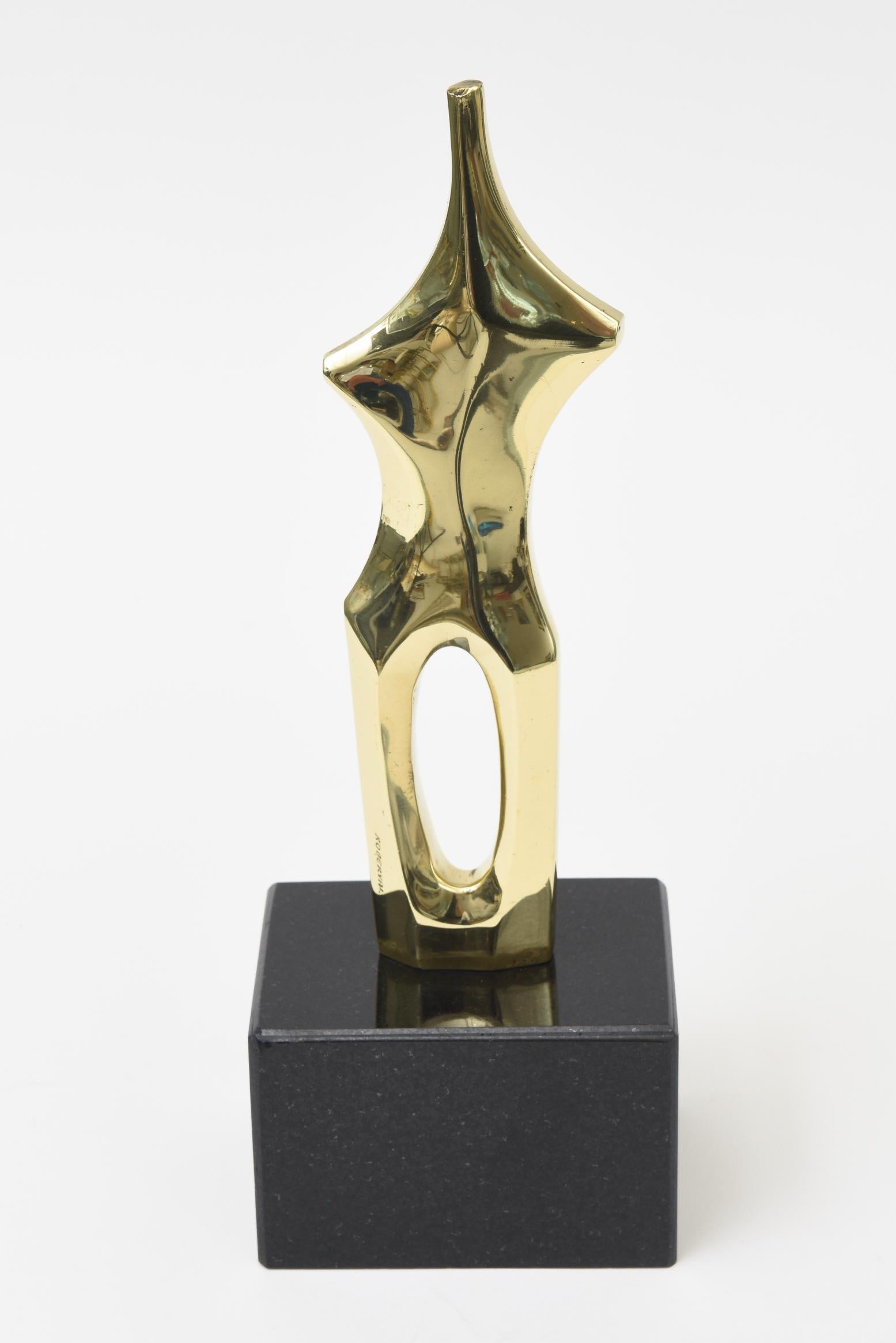 Questa scultura astratta femminile figurativa in bronzo è firmata sul lato Roberval. Si trova su una nuova base in granito nero. An He è un artista sudamericano proveniente dal Brasile. Dagli anni '80. Il bronzo è stato lucidato professionalmente.