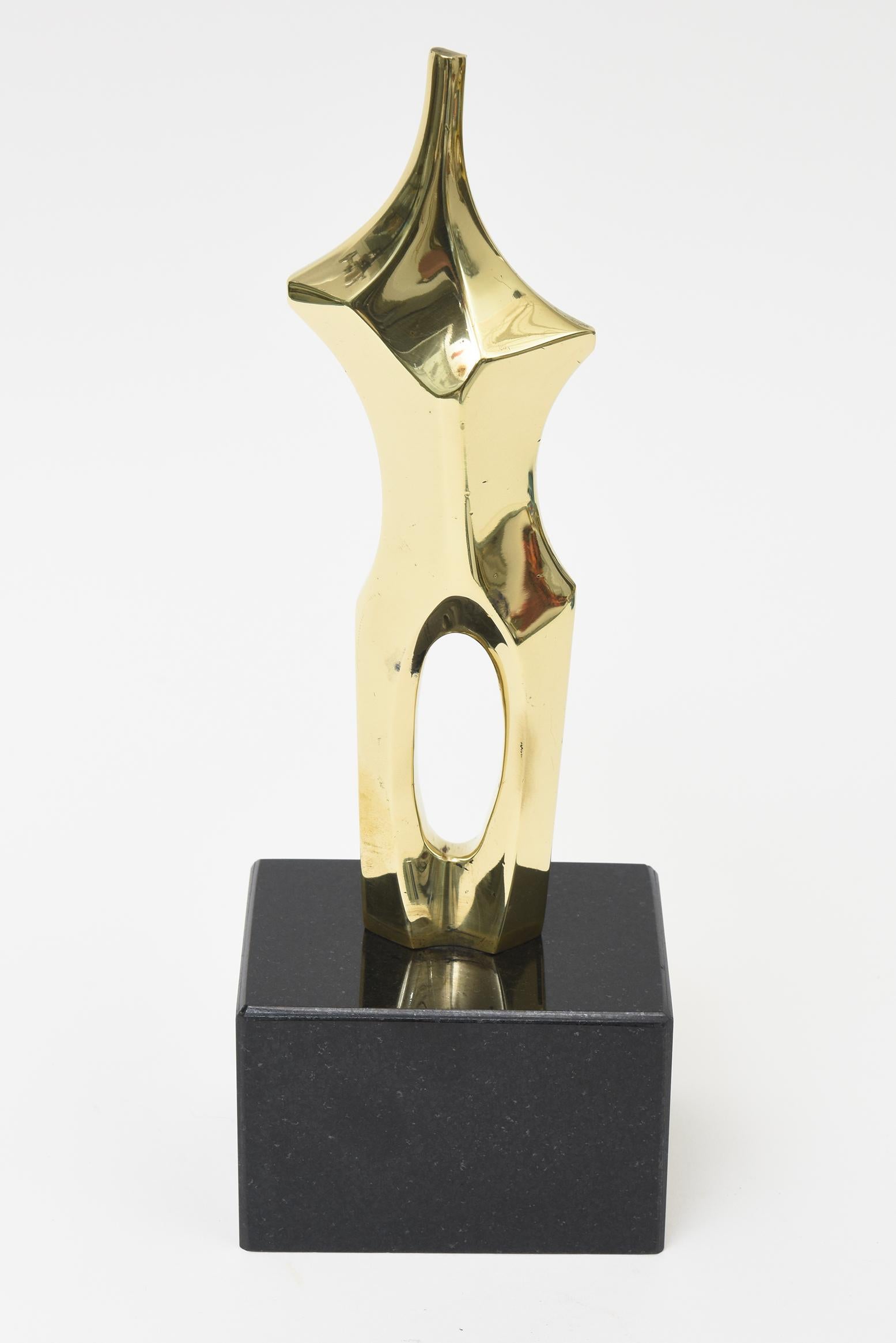 Brasiliano Scultura femminile figurativa in bronzo d'epoca firmata Roberval, base in granito nero in vendita
