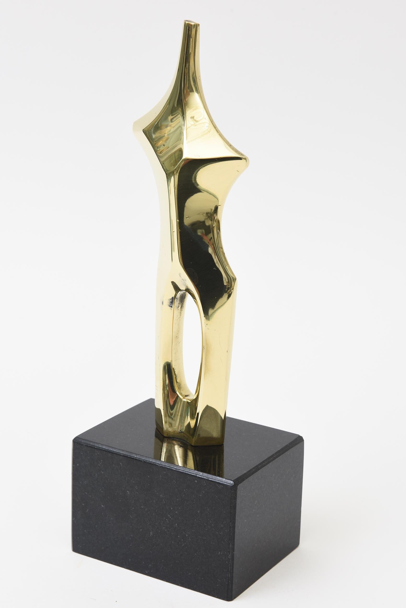 Scultura femminile figurativa in bronzo d'epoca firmata Roberval, base in granito nero in vendita 1