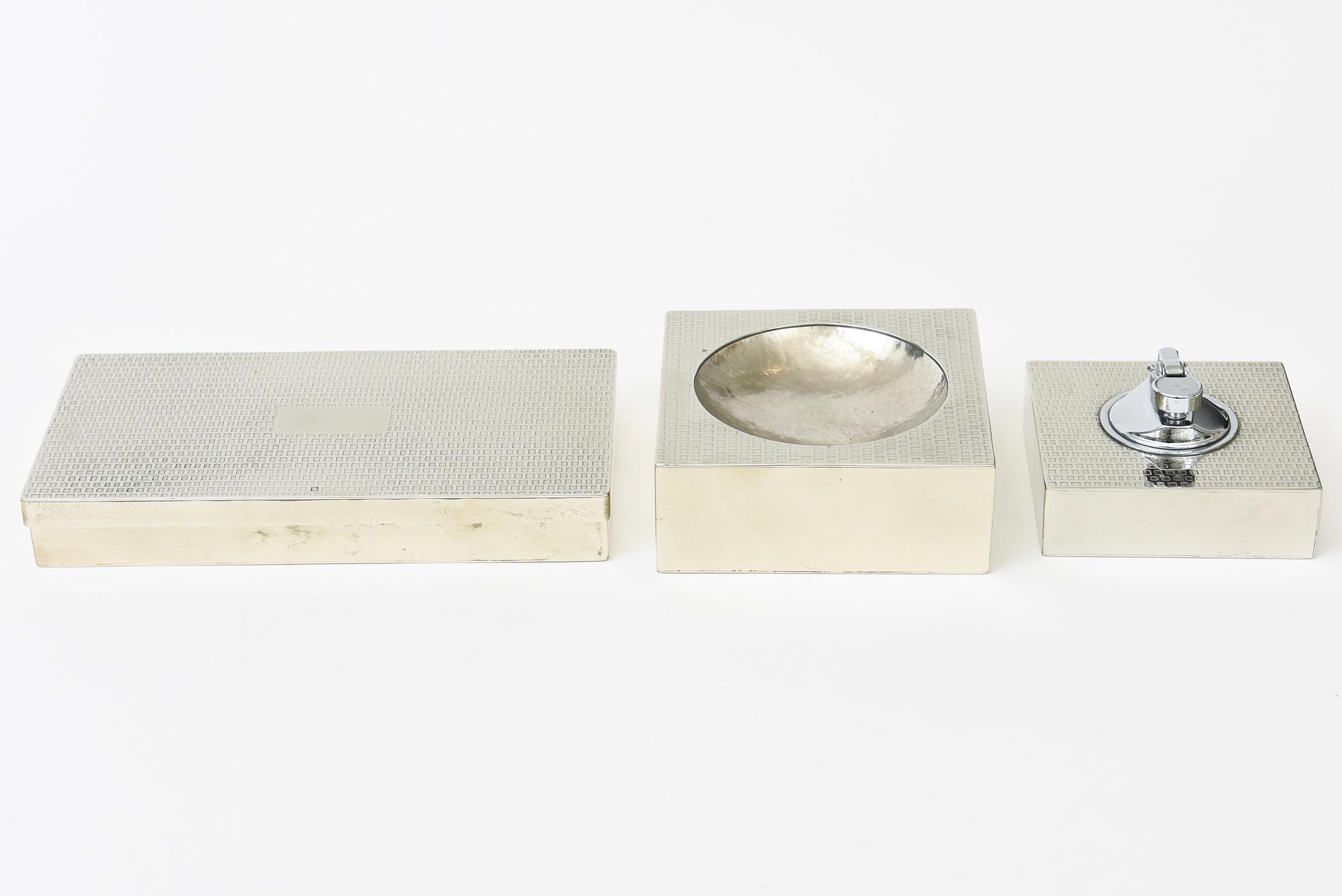 Moderno Set da scrivania d'epoca firmato in argento composto da scatola con cerniera, ciotola e set di bicchieri /3 in vendita
