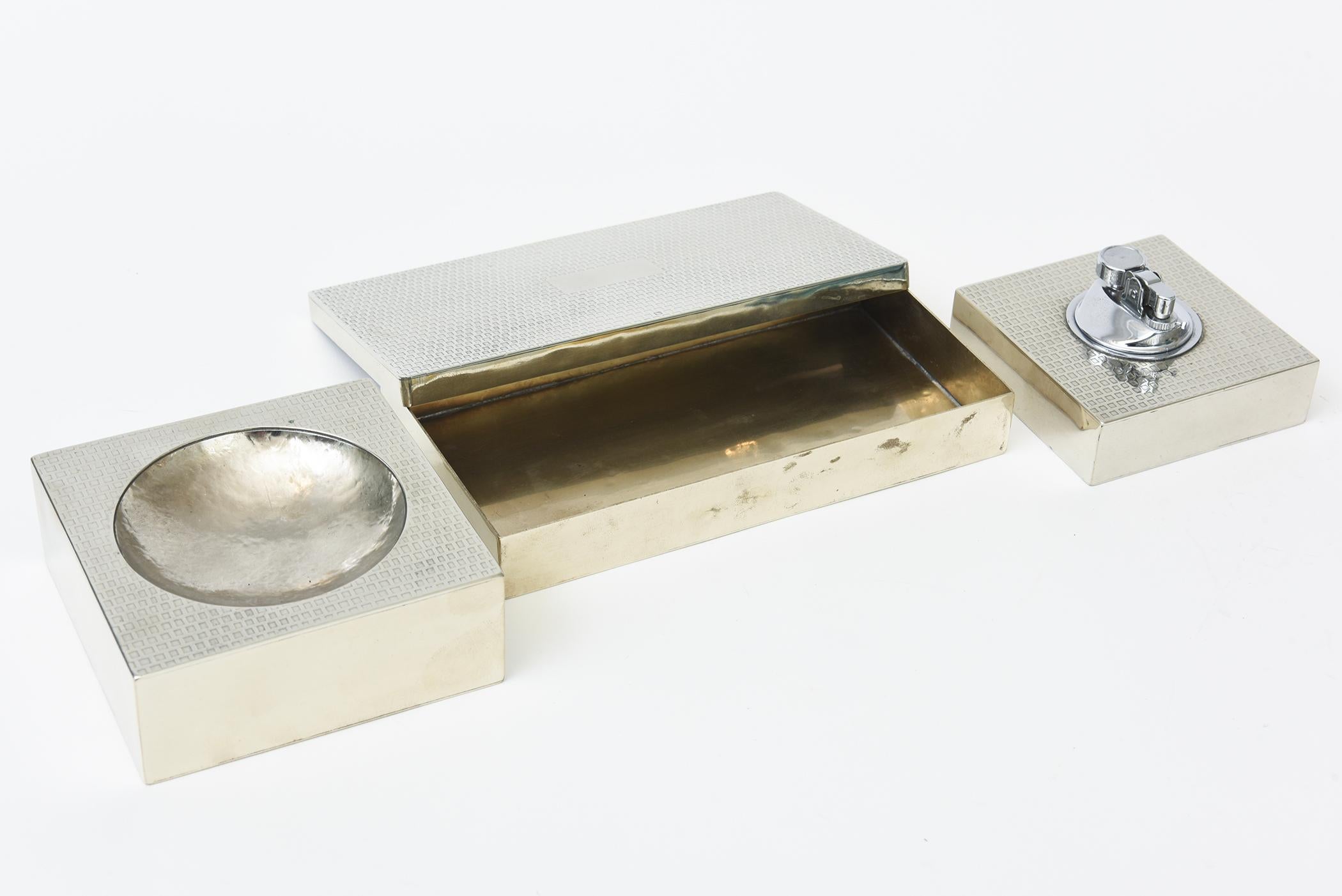 Italiano Set da scrivania d'epoca firmato in argento composto da scatola con cerniera, ciotola e set di bicchieri /3 in vendita