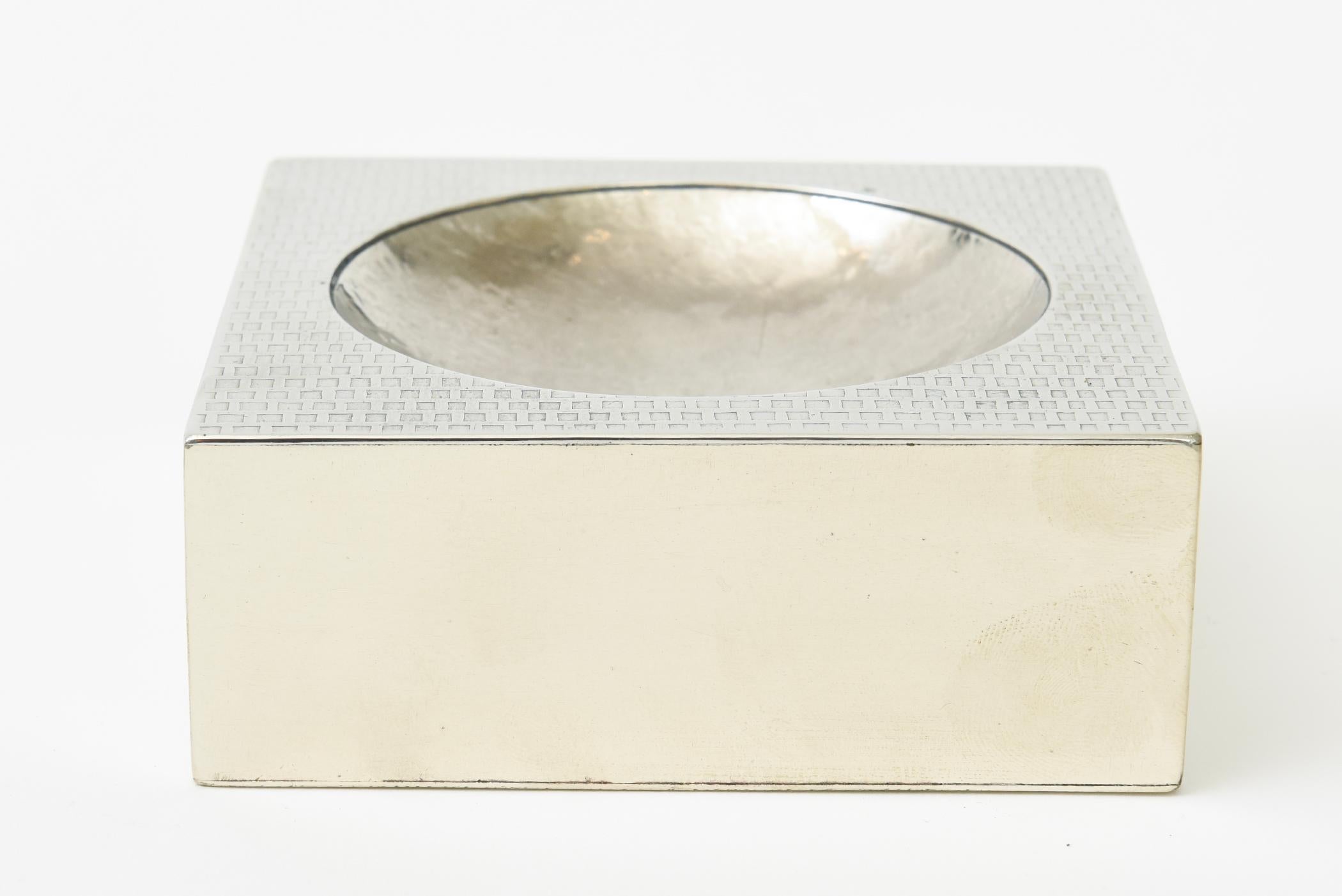 Set da scrivania d'epoca firmato in argento composto da scatola con cerniera, ciotola e set di bicchieri /3 in vendita 1