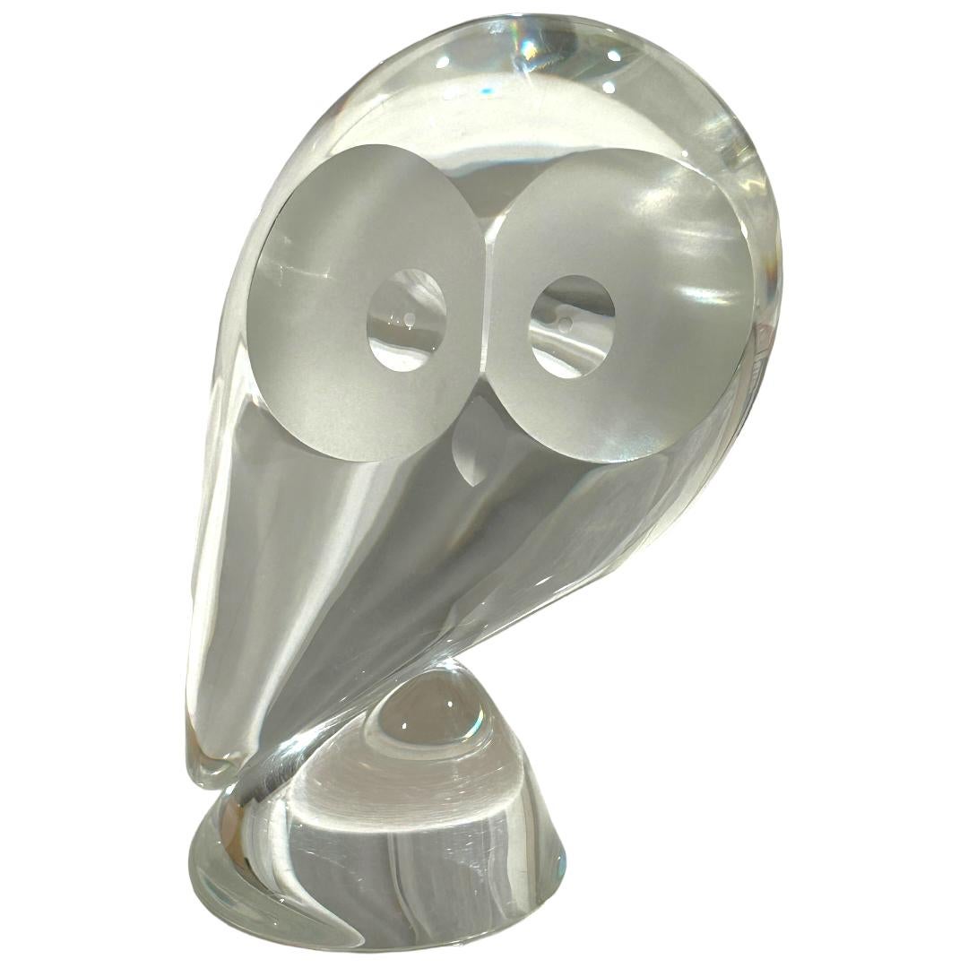 This vintage Steuben crystal figurine boasts a sleek and modern design, featuring an elegant perched owl sculpture.  This piece was designed by Donald Pollard in 1955 and is crafted with the finest attention to detail, showcasing the brand’s