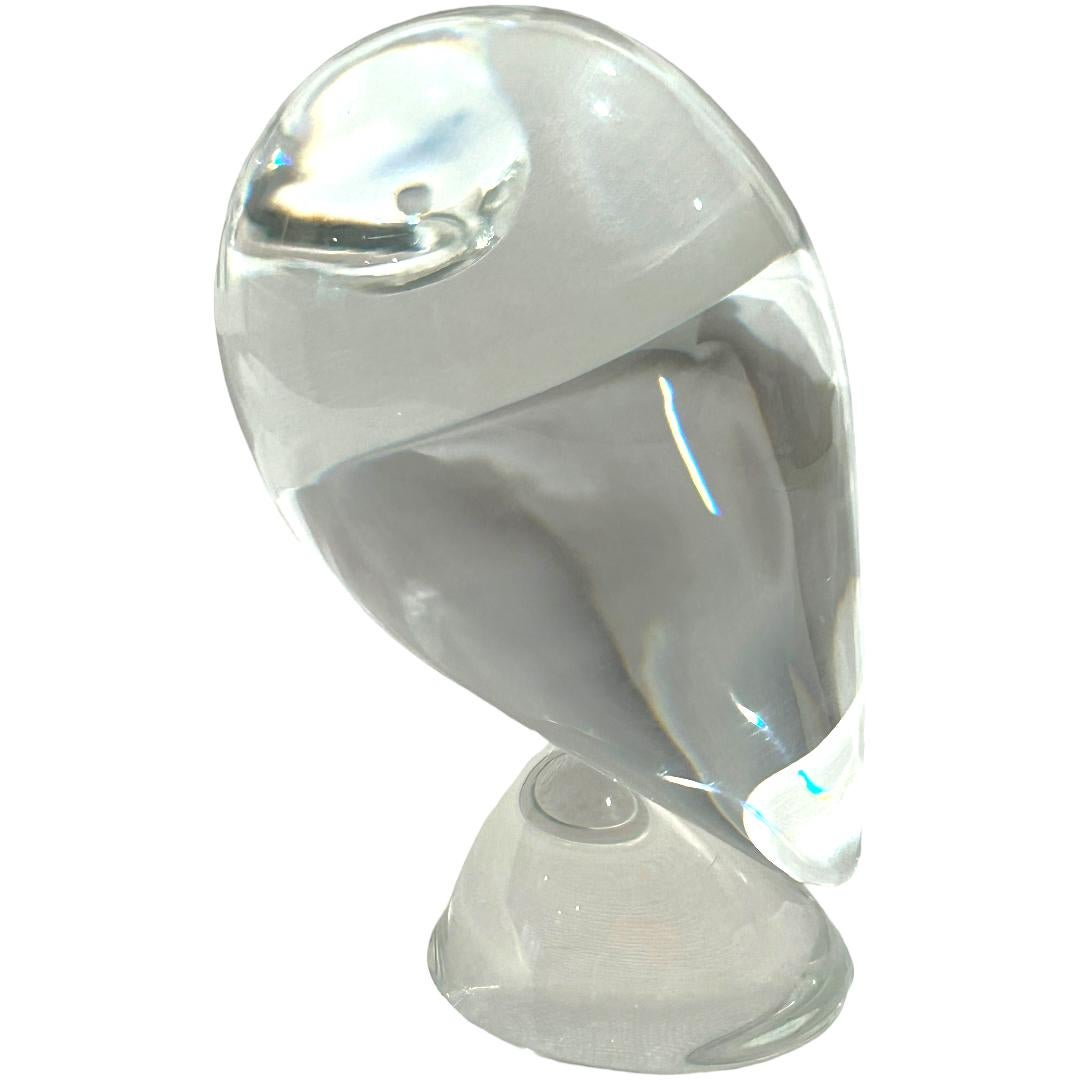 Cristal Figurine de hibou perché en cristal moderne du milieu du siècle dernier signée Steuben en vente