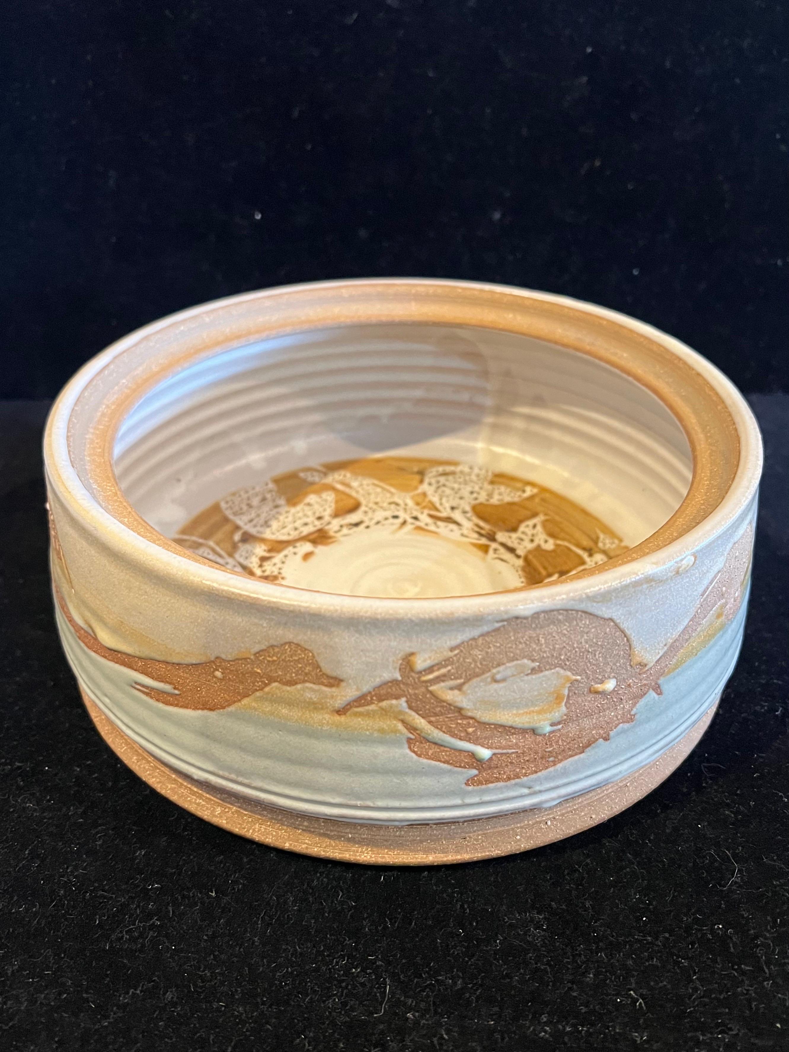 This beautiful well-done piece by ceramic artist Don Hanson, circa 1970 has a nice covered dish glazed inside and outside, with no chips or cracks beautiful earth tones colors, signed at the bottom a beautiful piece that looks great with Mid Century