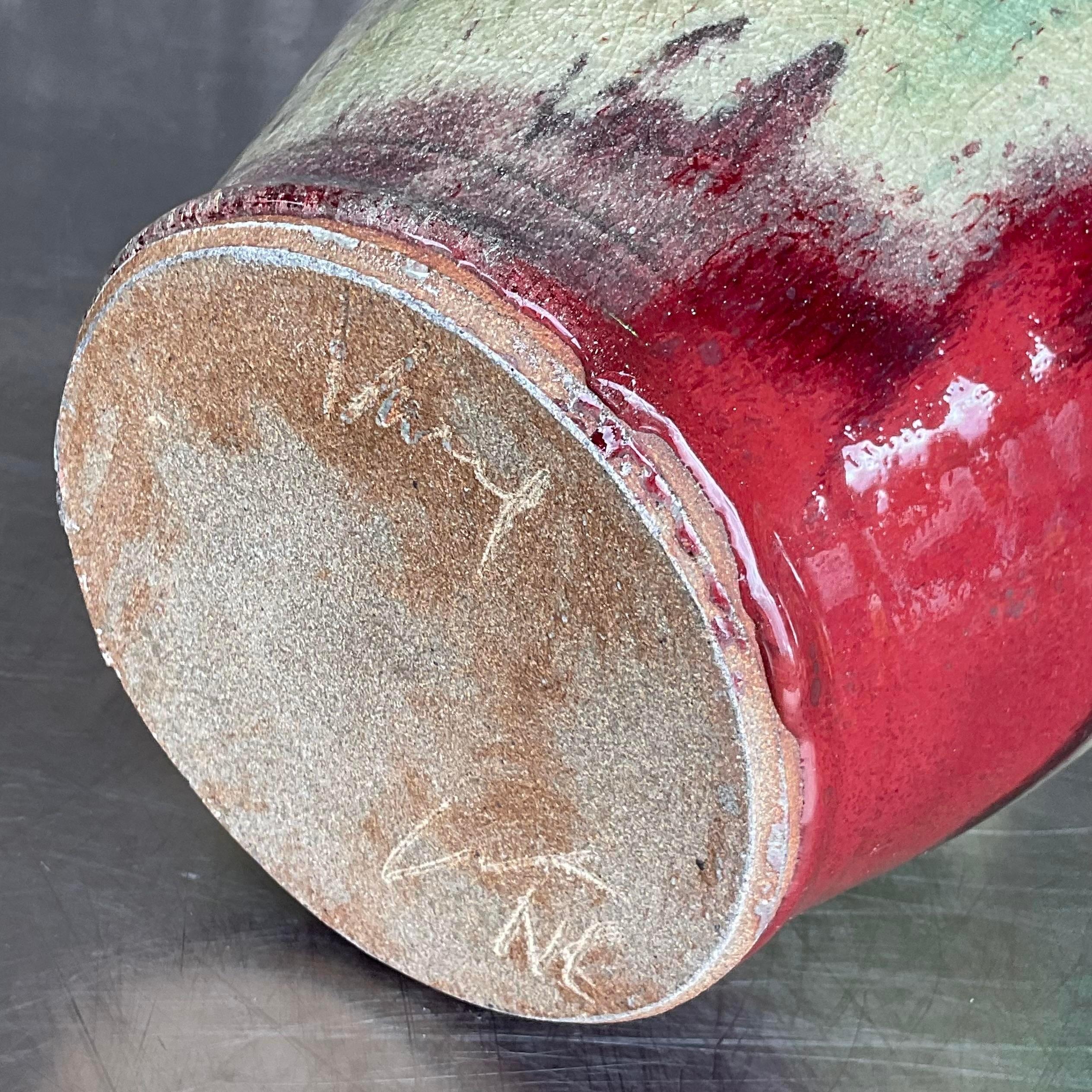 Werten Sie Ihre Einrichtung mit dieser einzigartigen Vintage Boho Signed Studio Pottery Man Kanne auf, die den Geist der amerikanischen Handwerkskunst verkörpert. Das von einem erfahrenen Künstler handgefertigte, einzigartige Design spiegelt die