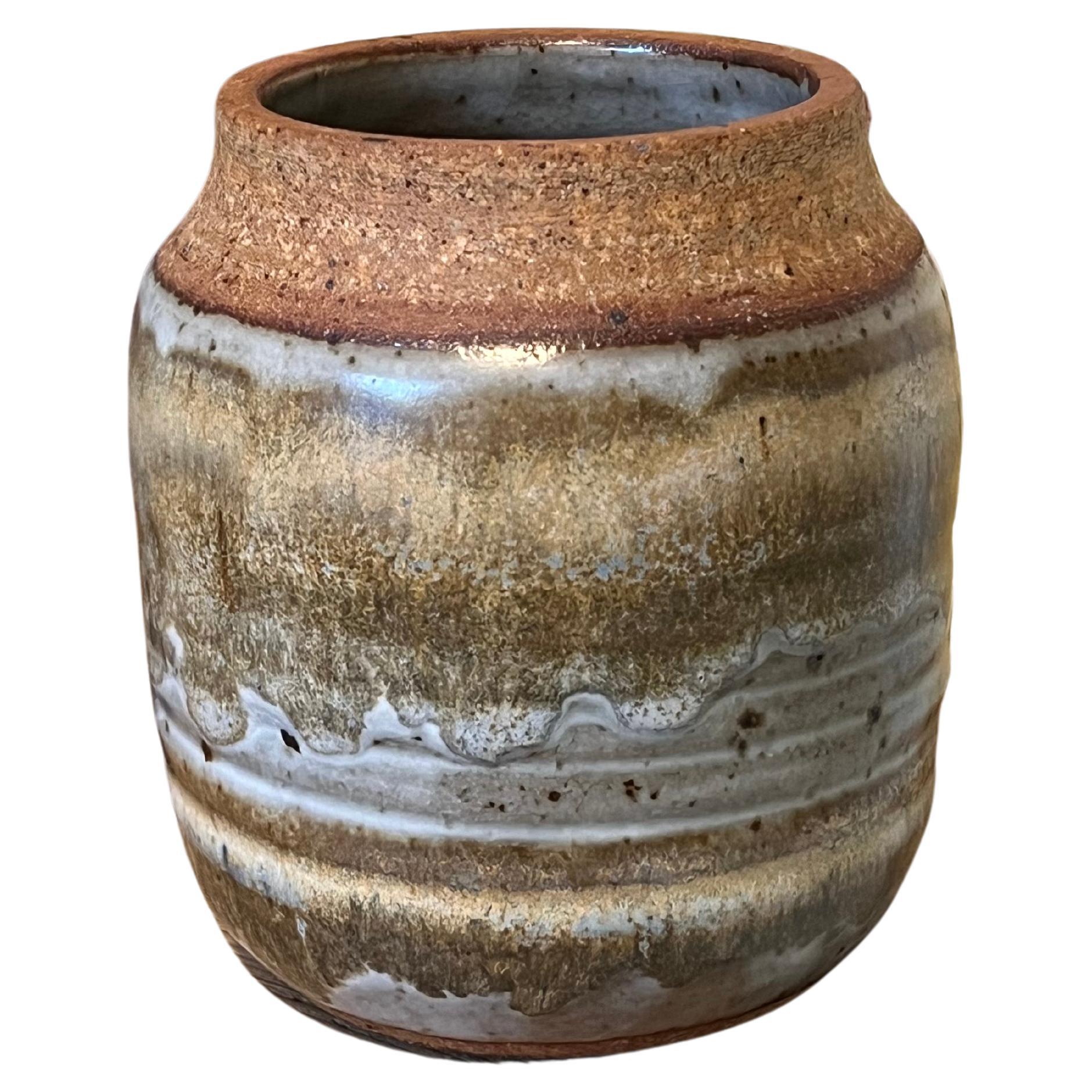 Vaso vintage firmato Studio Pottery con bei dettagli di smalto, così com'è.